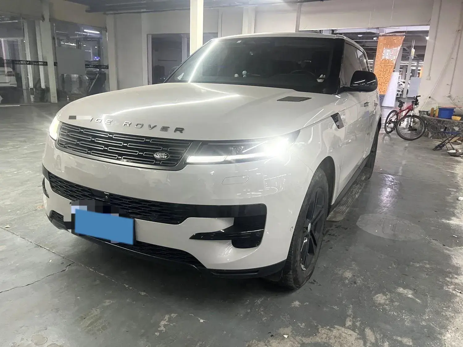 2023 LAND ROVER view 1