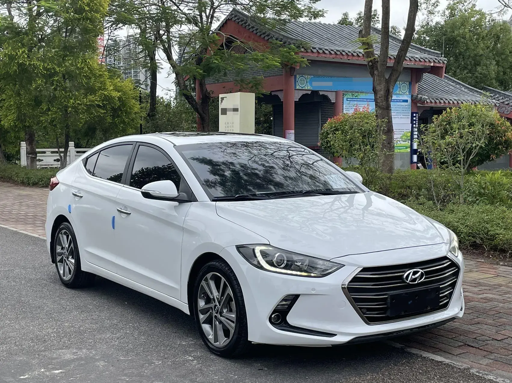 2016 HYUNDAI ELANTRA thumbnail 3