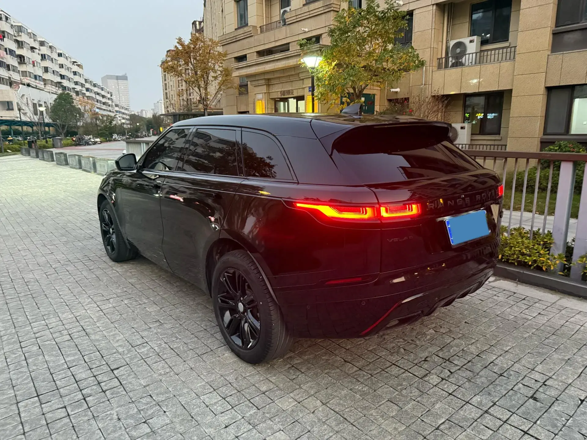 2022 LAND ROVER thumbnail 4