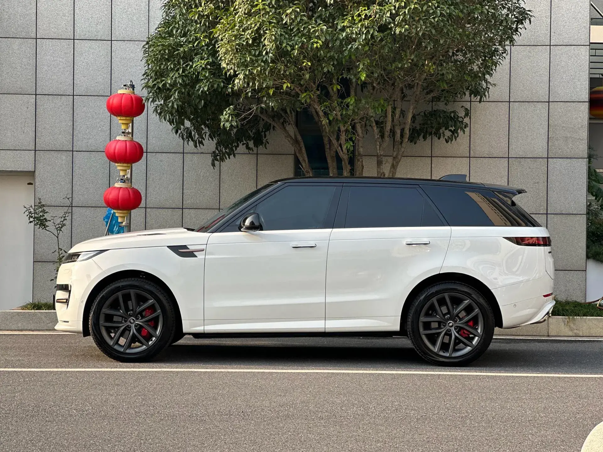 2025 LAND ROVER thumbnail 3