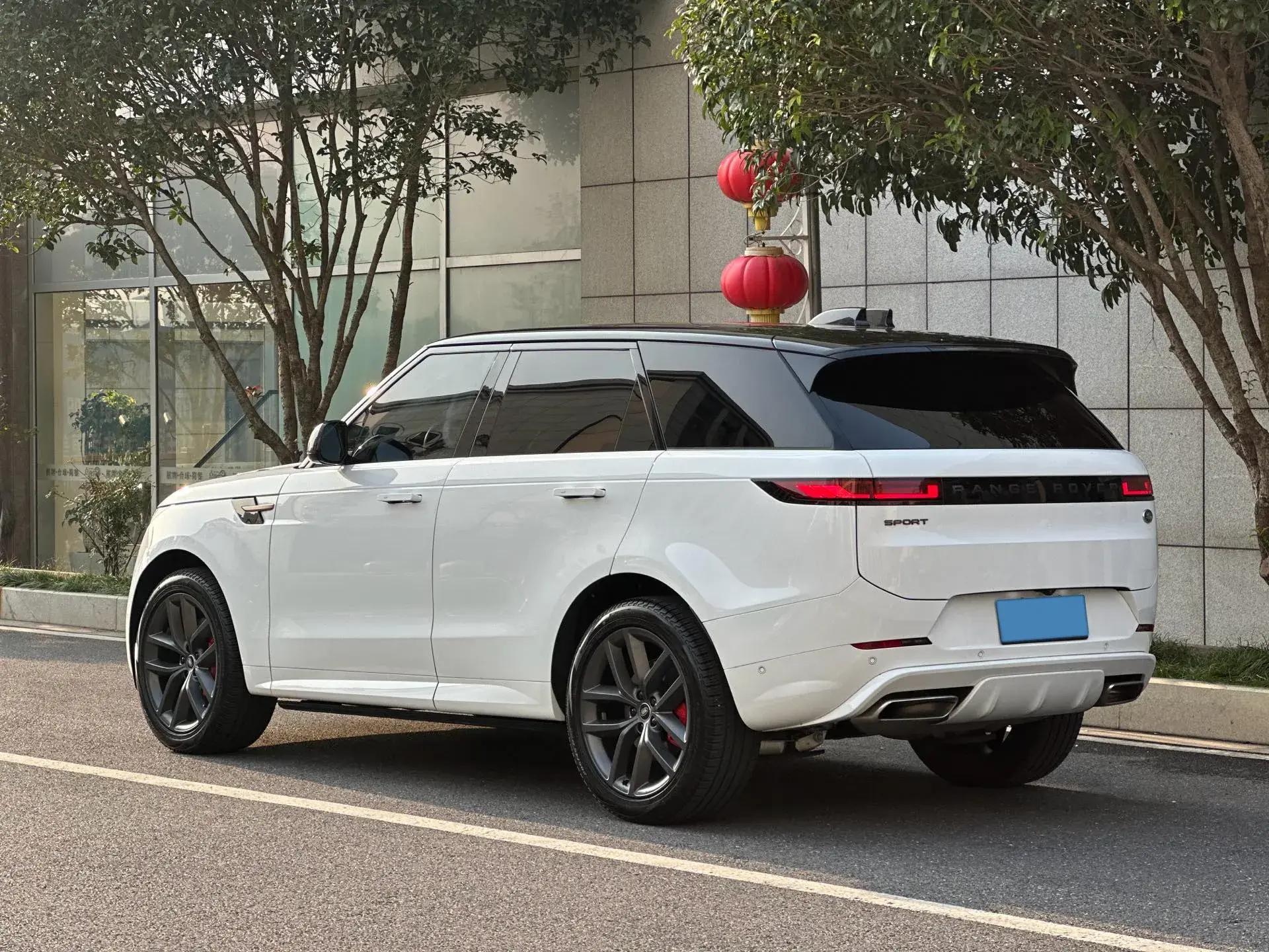 2025 LAND ROVER thumbnail 4