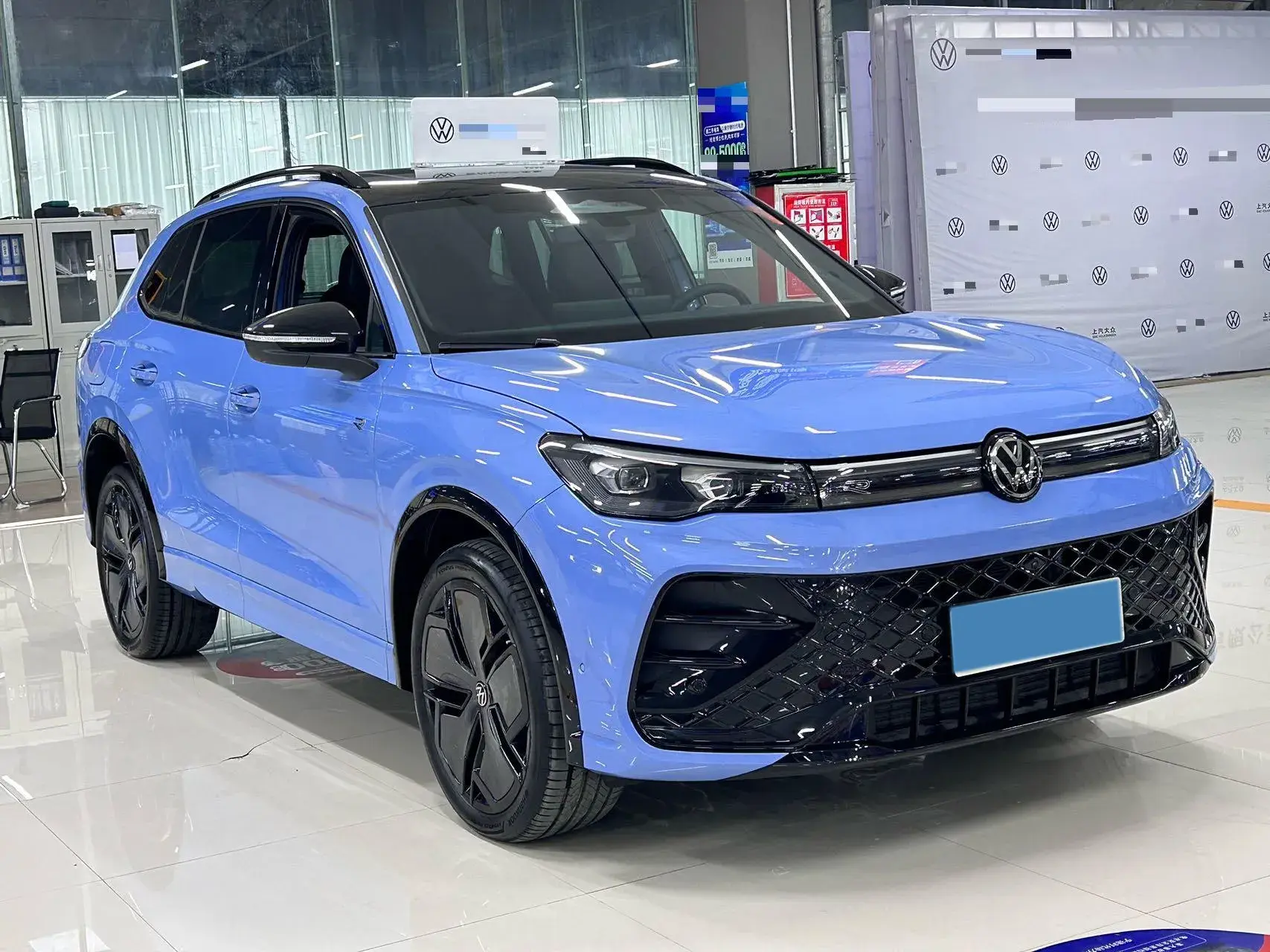 2024 VOLKSWAGEN TIGUAN thumbnail 3