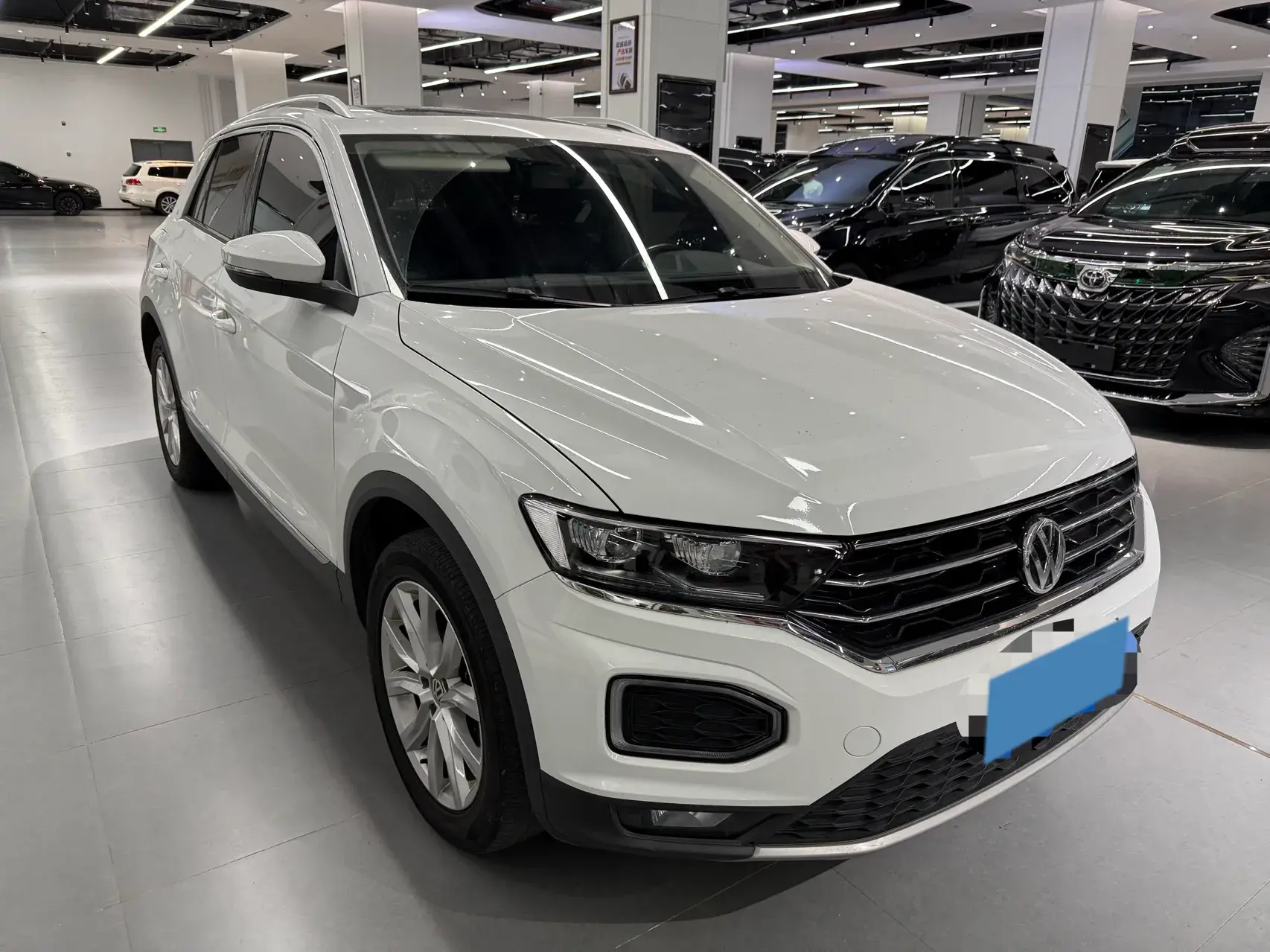 2019 VOLKSWAGEN T-ROC thumbnail 3