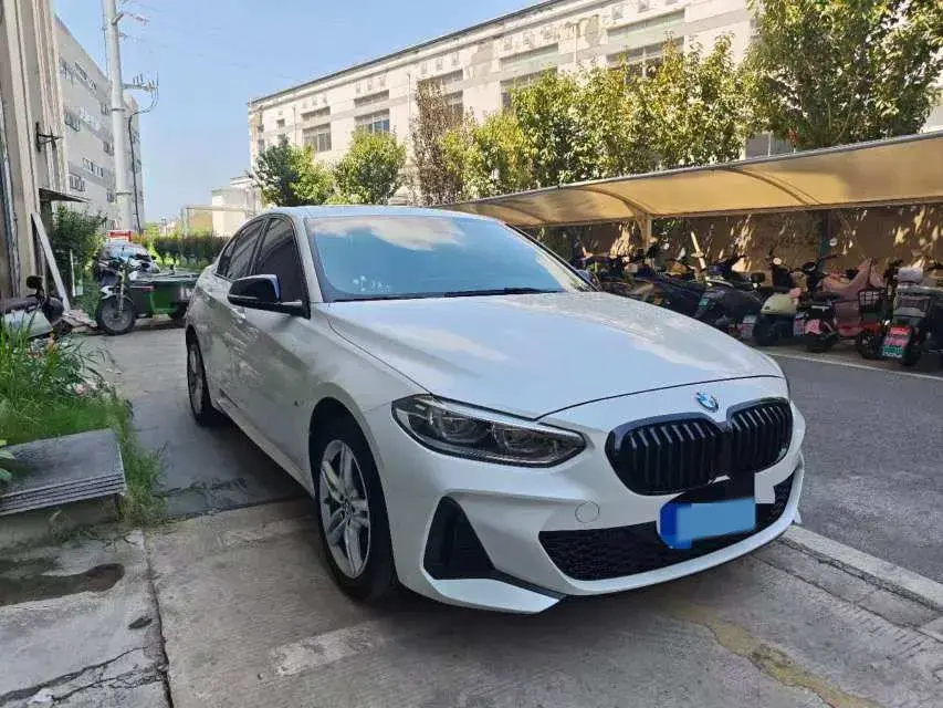 2022 BMW 1 thumbnail 3