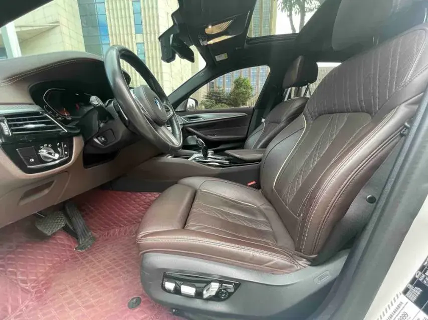 2020 BMW 5 thumbnail 4