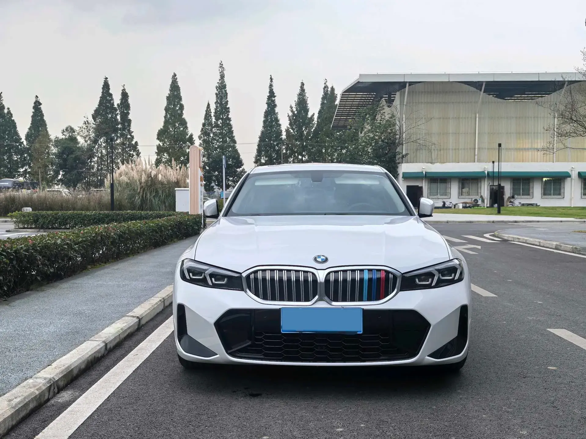 2023 BMW 3 thumbnail 2