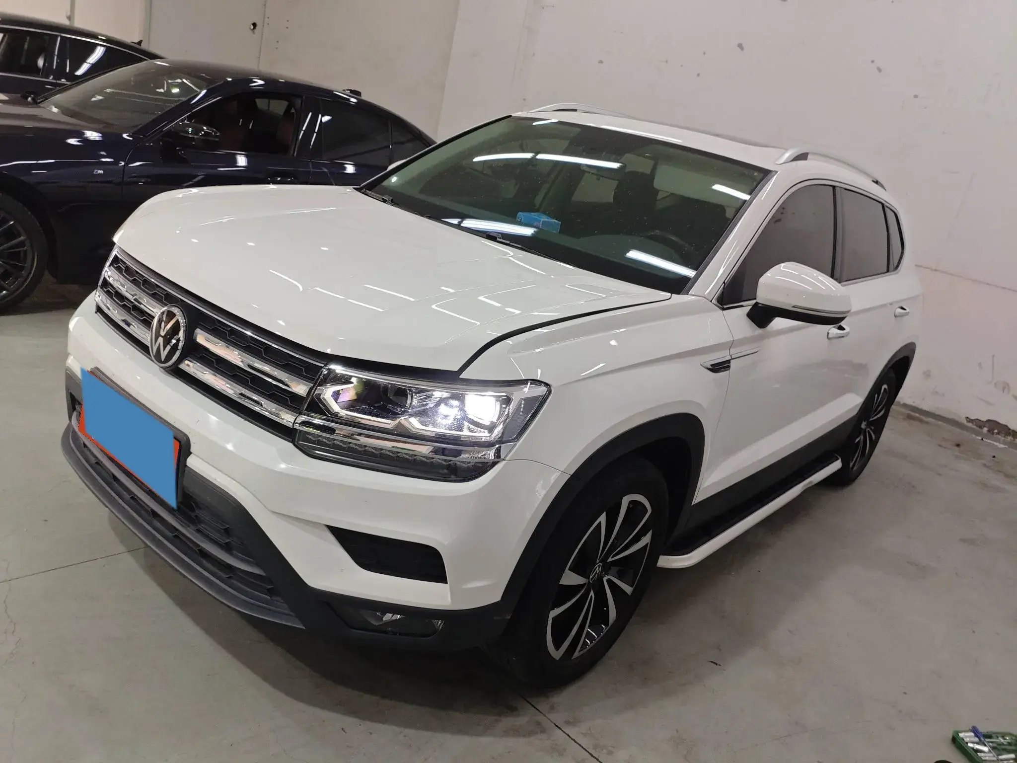 2021 VOLKSWAGEN THARU view 1