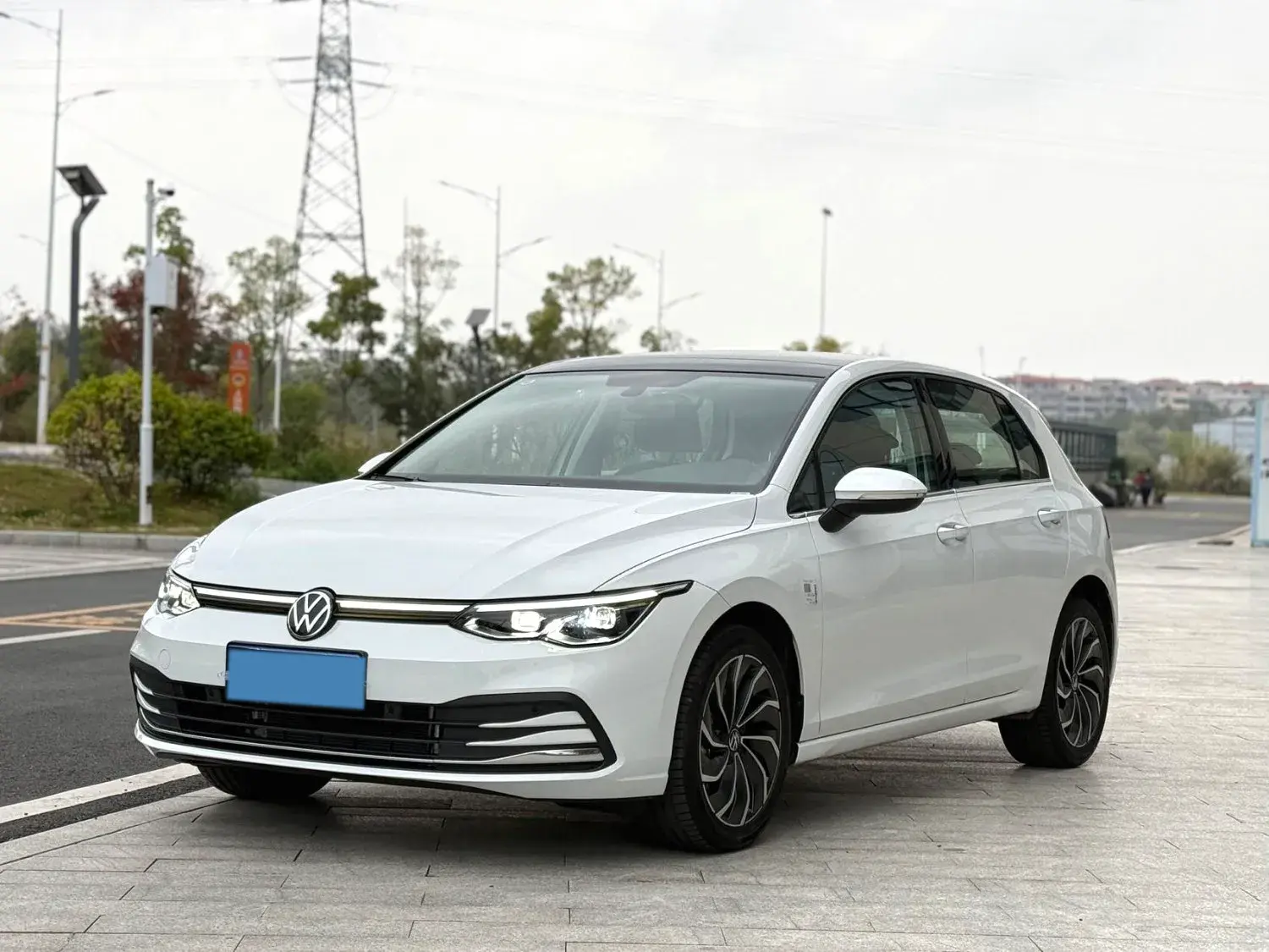 2024 VOLKSWAGEN GOLF view 1