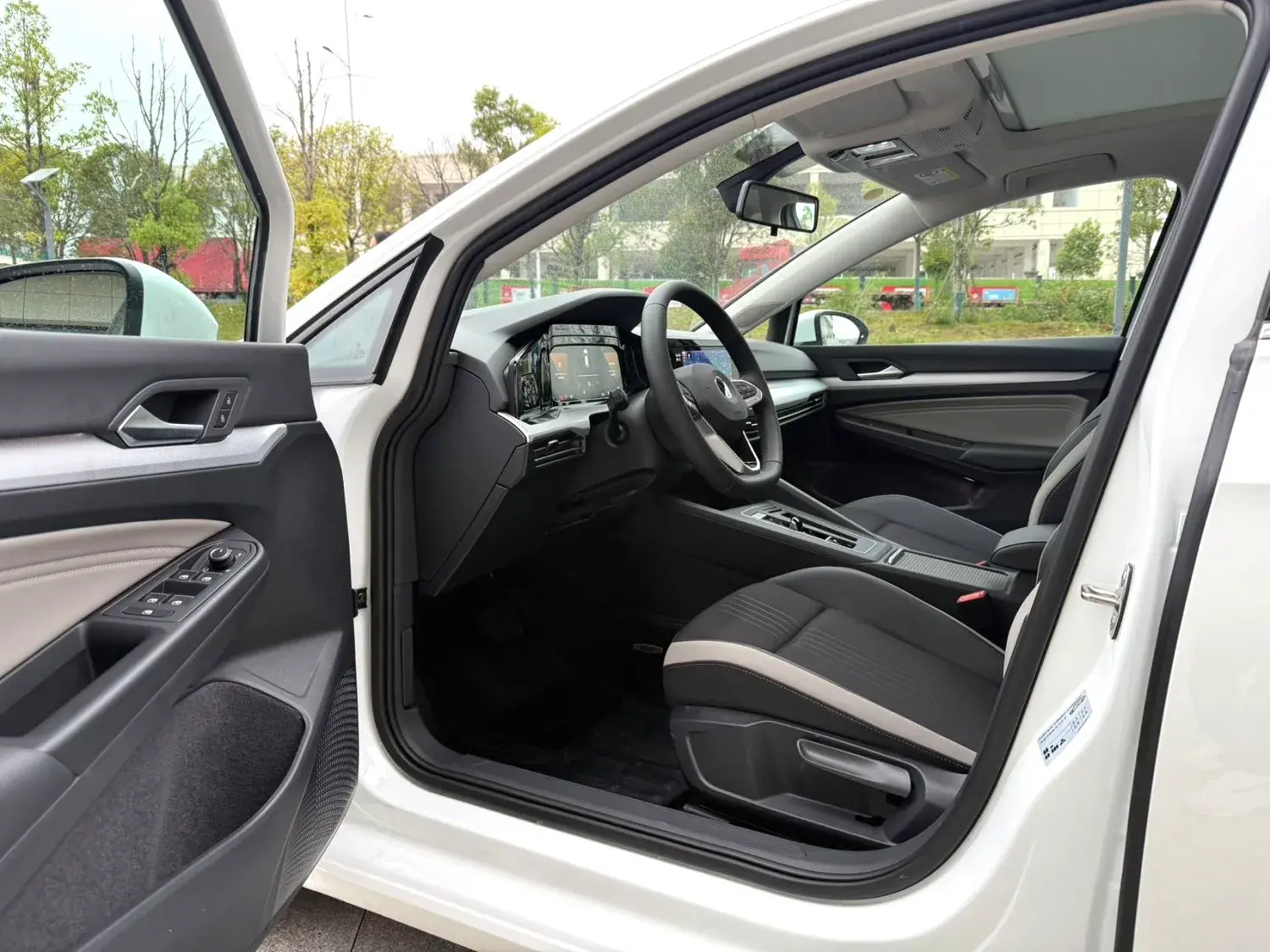 2024 VOLKSWAGEN GOLF thumbnail 4