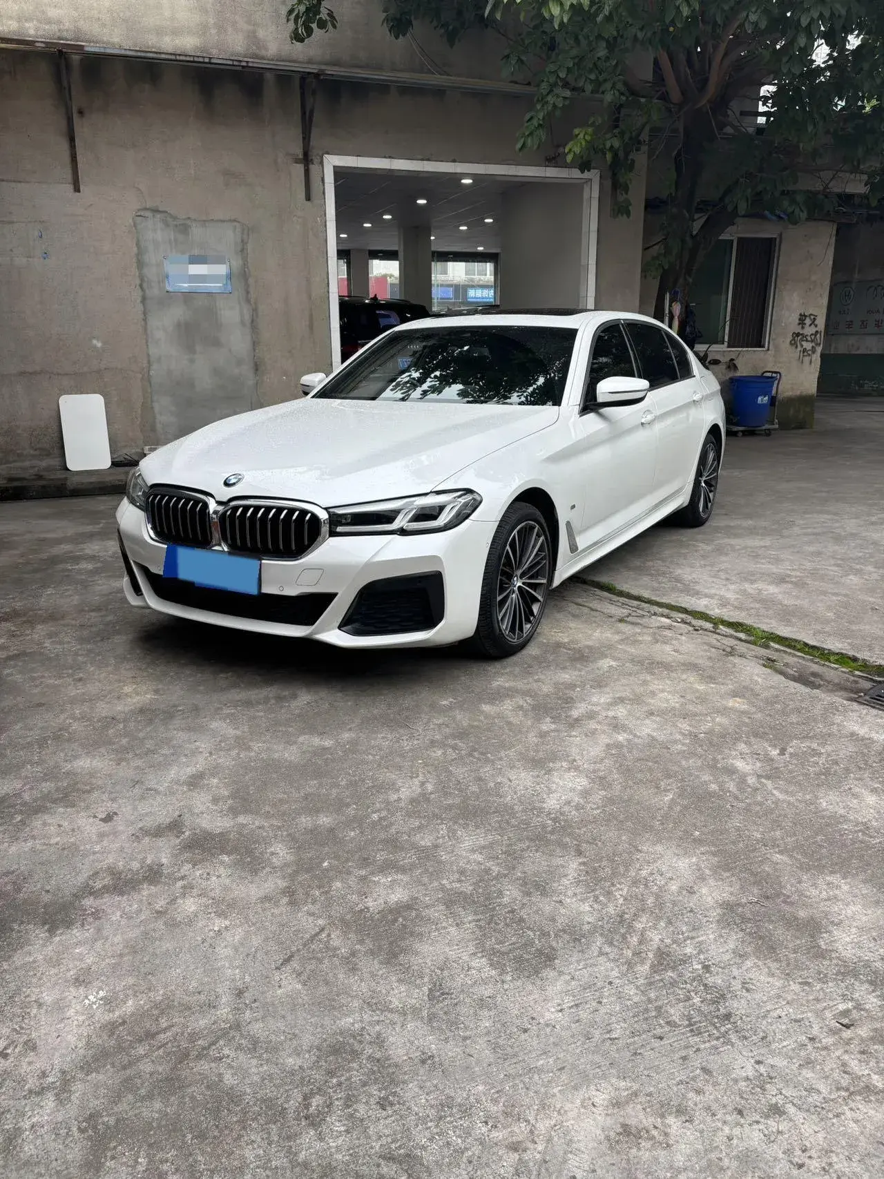 2021 BMW 5 view 1