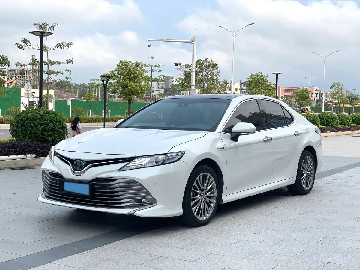 2019 Toyota Camry 2.5L 178HP L4 E-CVT Hybrid