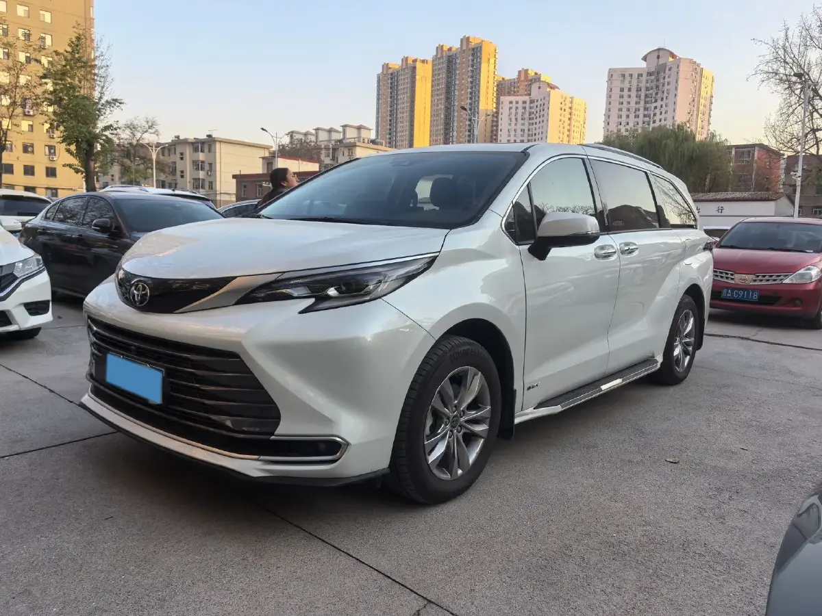 2024 Toyota Sienna 2.5L 189HP L4 E-CVT Hybrid