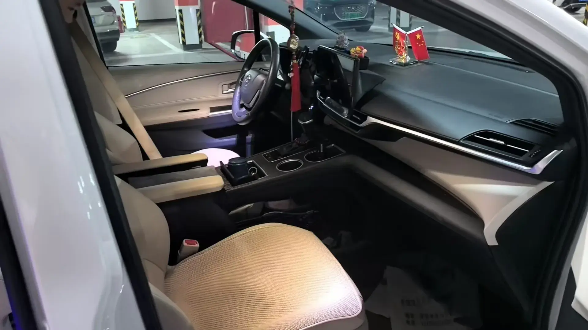 2023 TOYOTA GRANVIA thumbnail 3