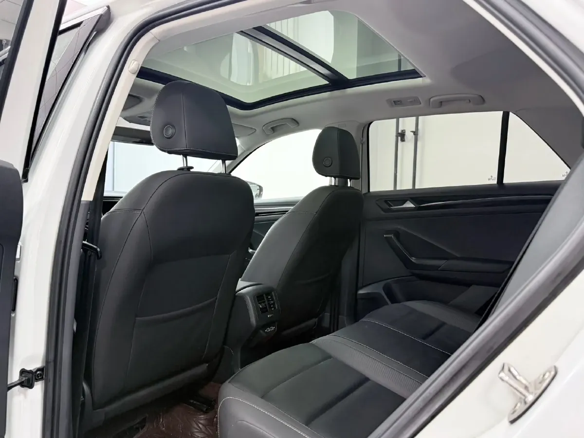 2021 Volkswagen T-Roc 1.4T 150HP L4 7DCT,autocango,china used car exporter,china ev exporter,chinese used car exporter,chinese used ev exporter