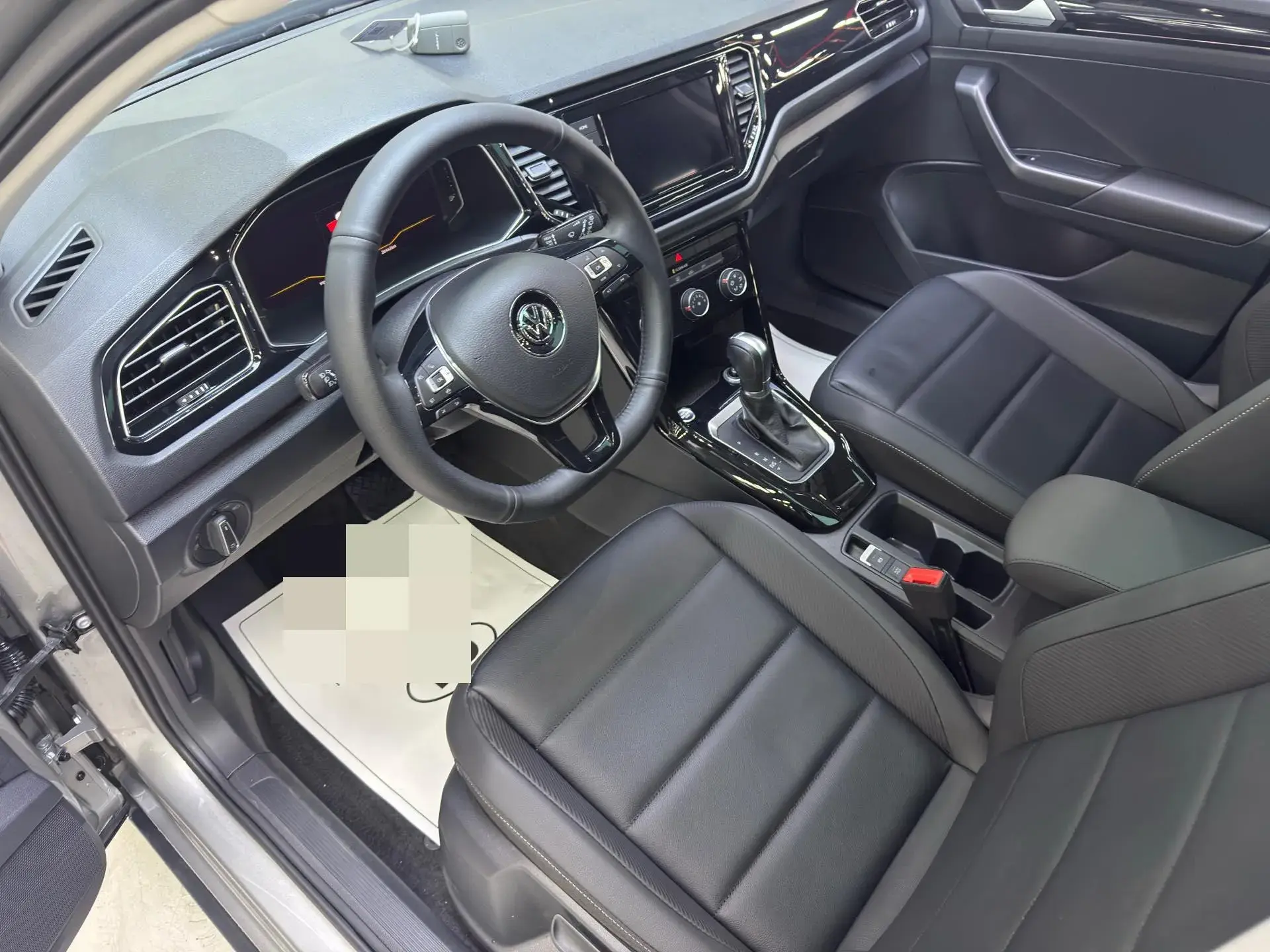 2019 VOLKSWAGEN T-ROC thumbnail 3