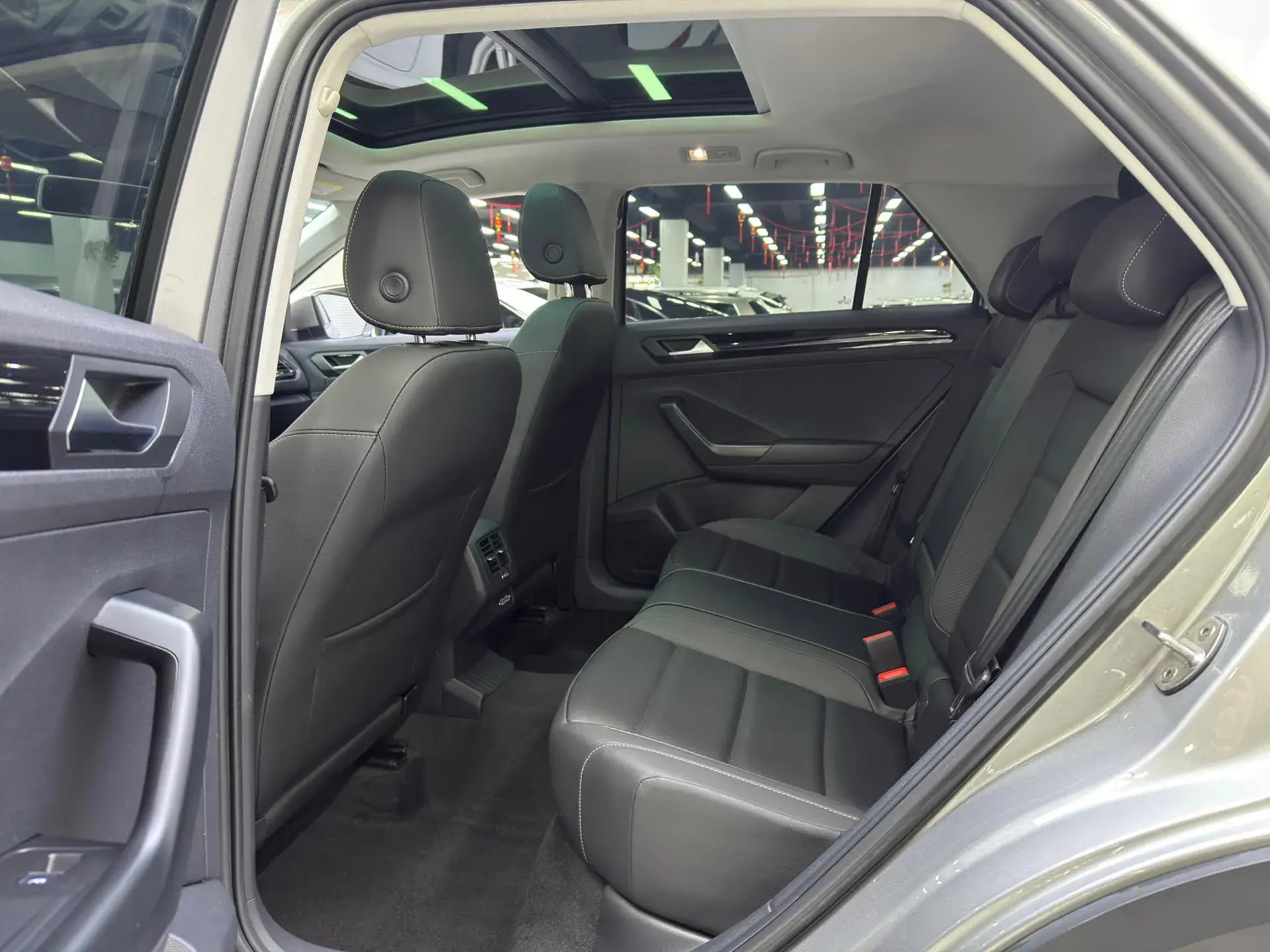 2019 VOLKSWAGEN T-ROC thumbnail 4