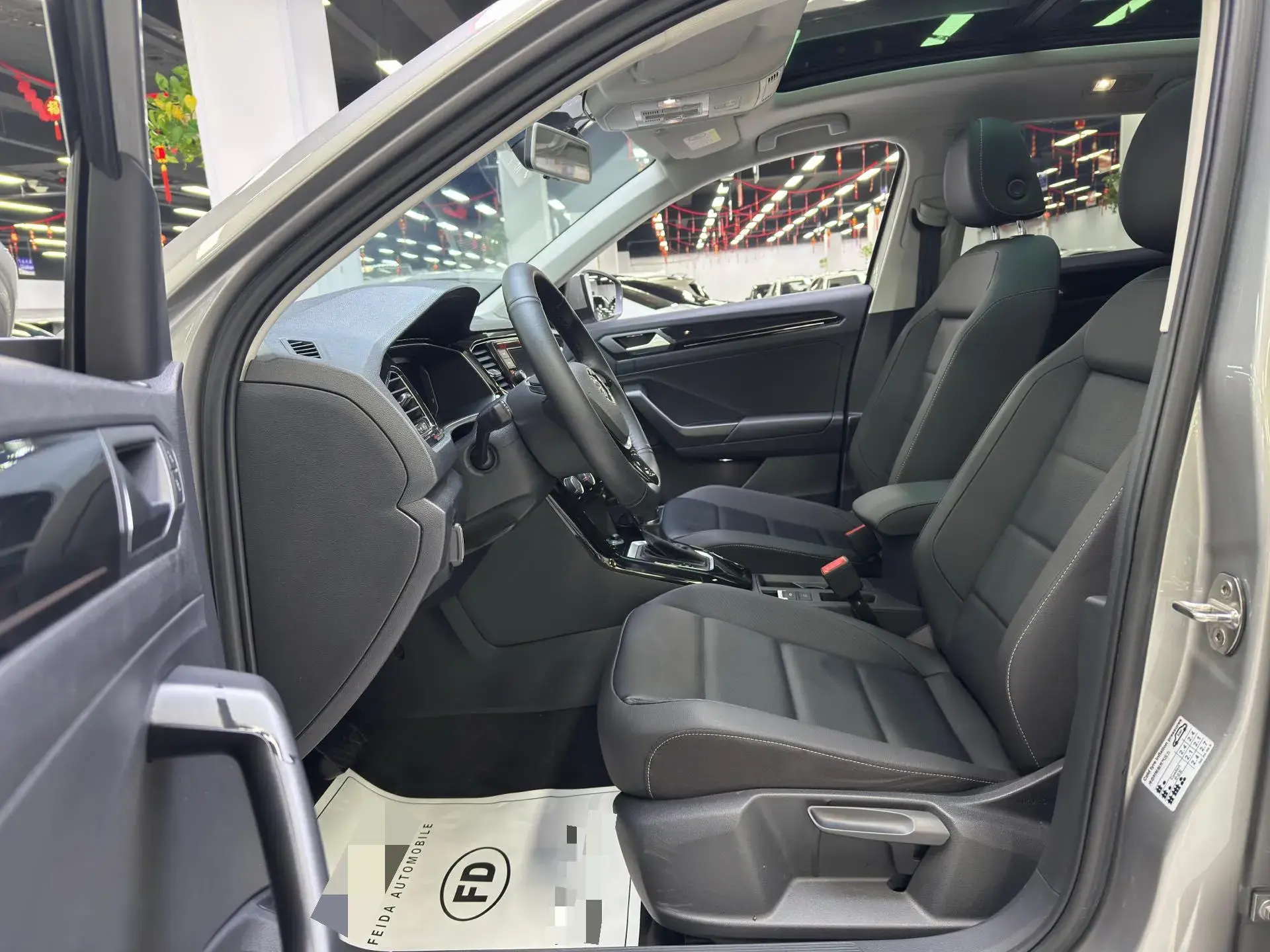 2019 VOLKSWAGEN T-ROC thumbnail 2