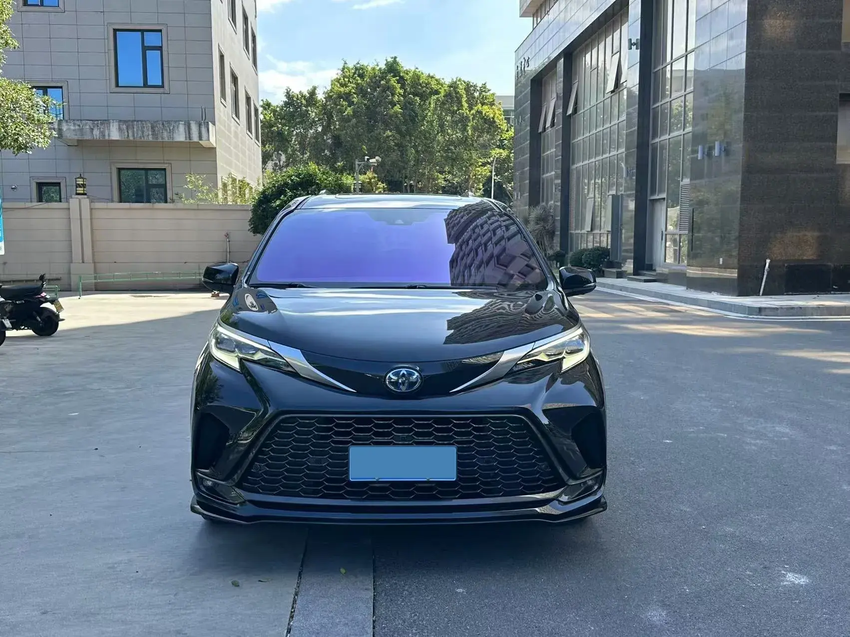 2023 TOYOTA GRANVIA thumbnail 3