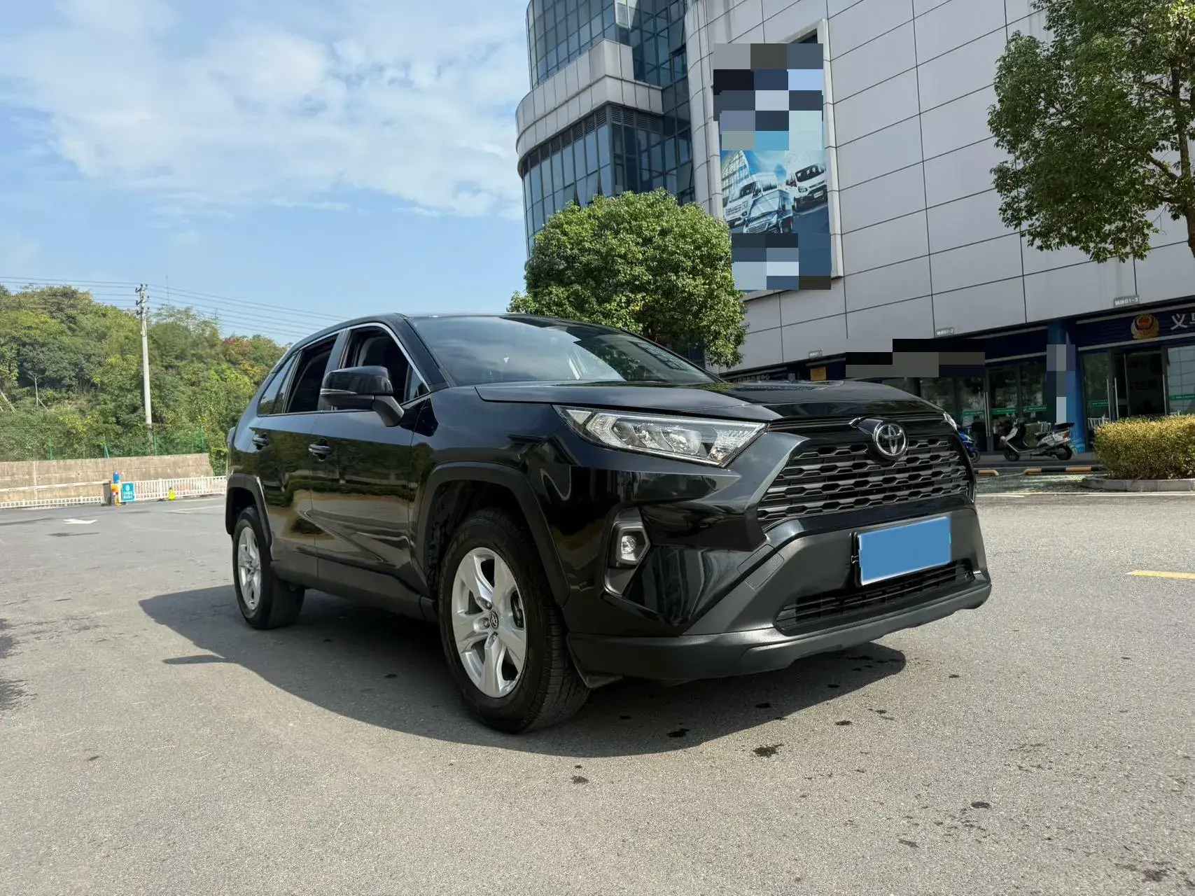 2023 TOYOTA RAV4 thumbnail 3