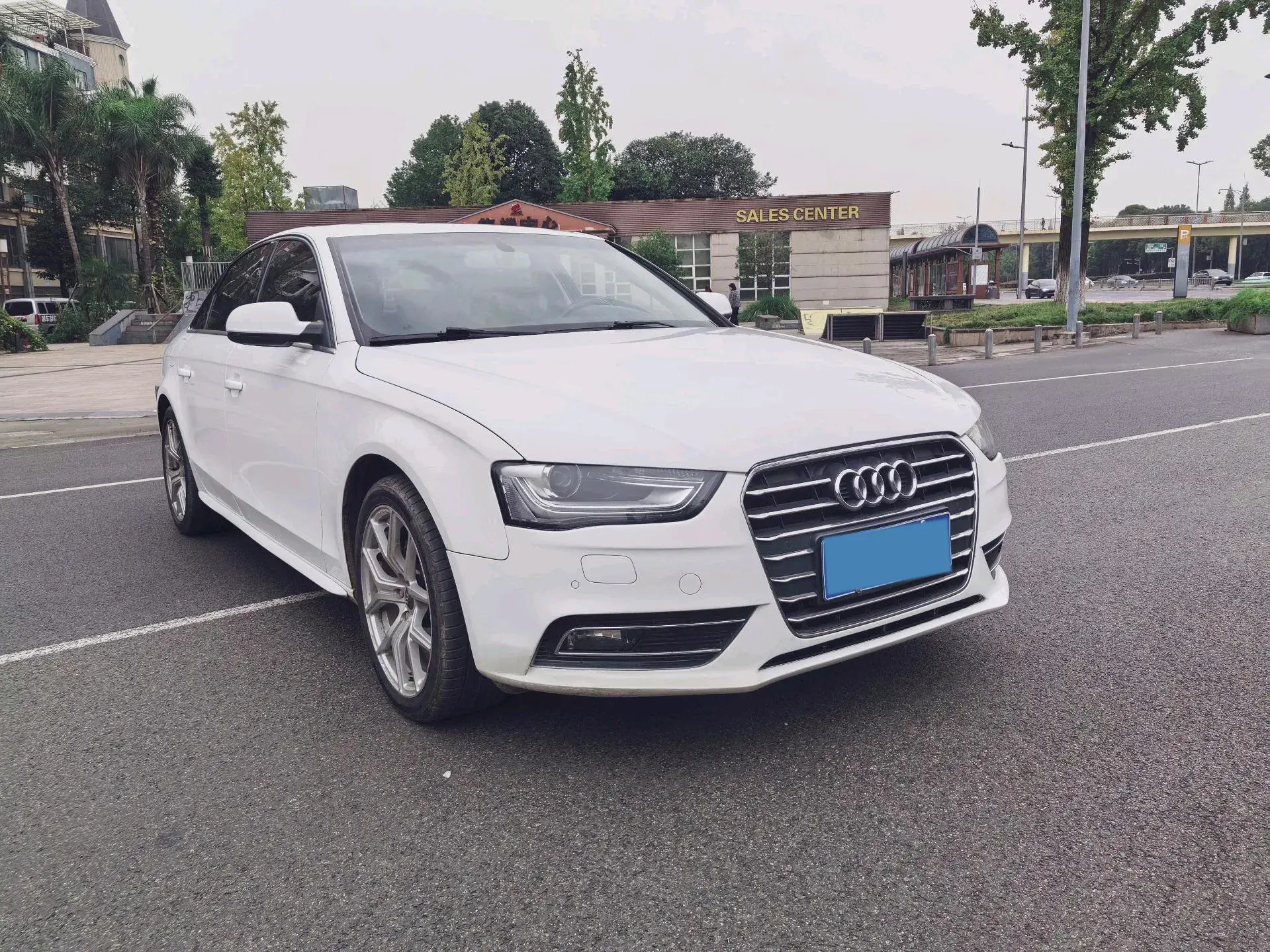 2013 AUDI A4L thumbnail 3