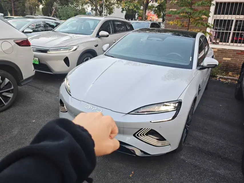 2025 BYD SEAL thumbnail 2