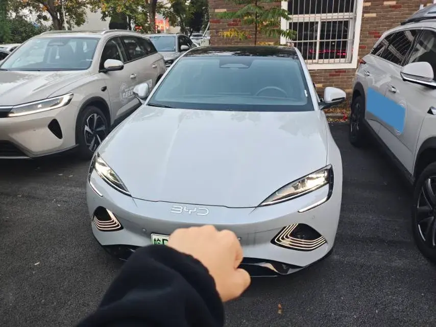 2025 BYD SEAL thumbnail 3