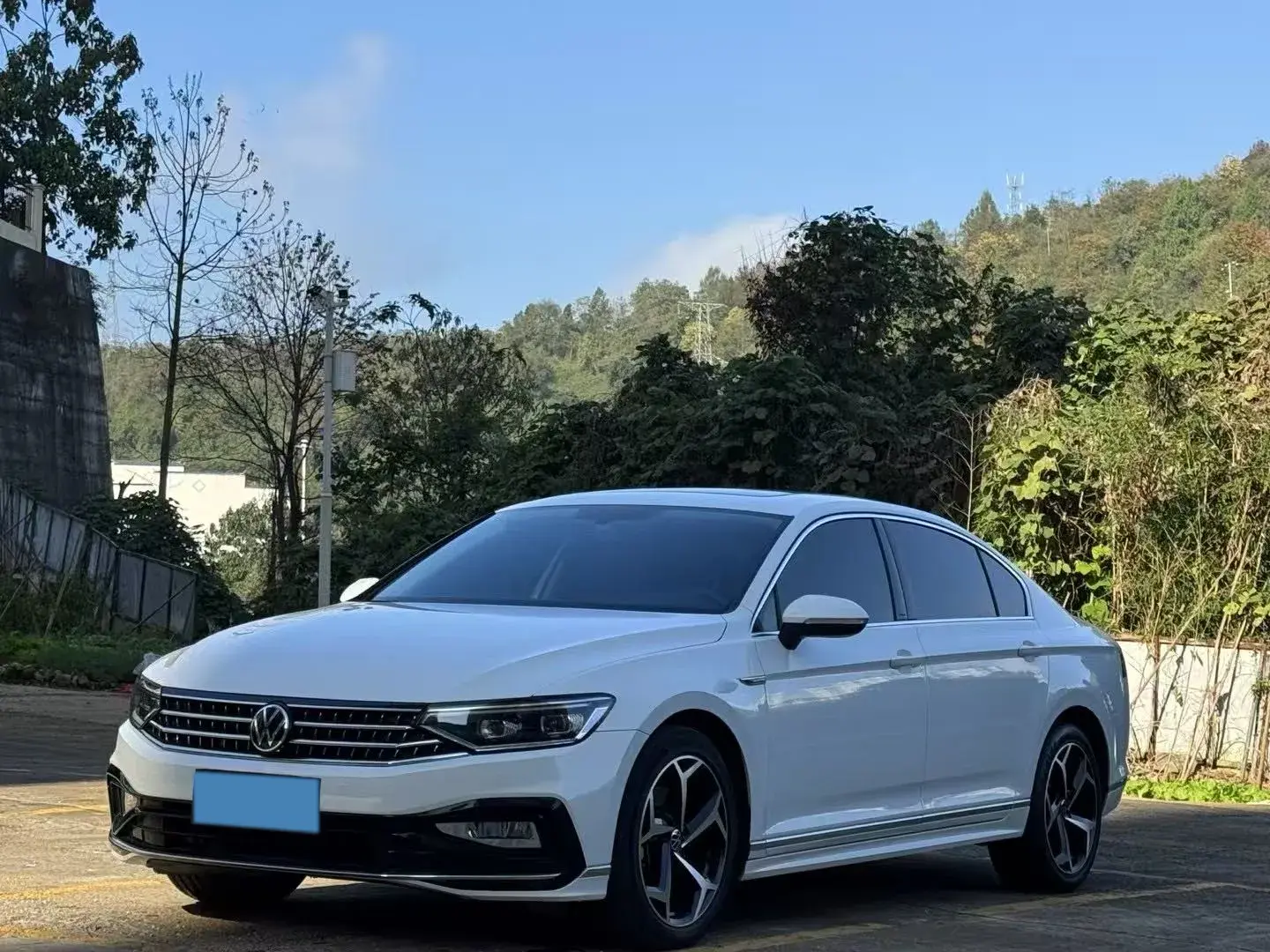 2023 VOLKSWAGEN MAGOTAN view 1