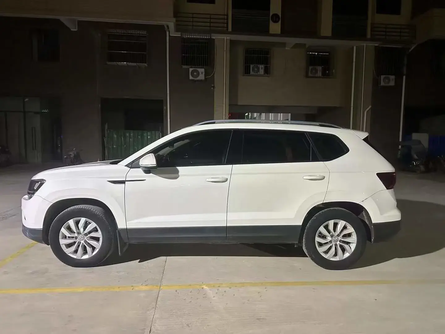 2019 VOLKSWAGEN THARU thumbnail 2