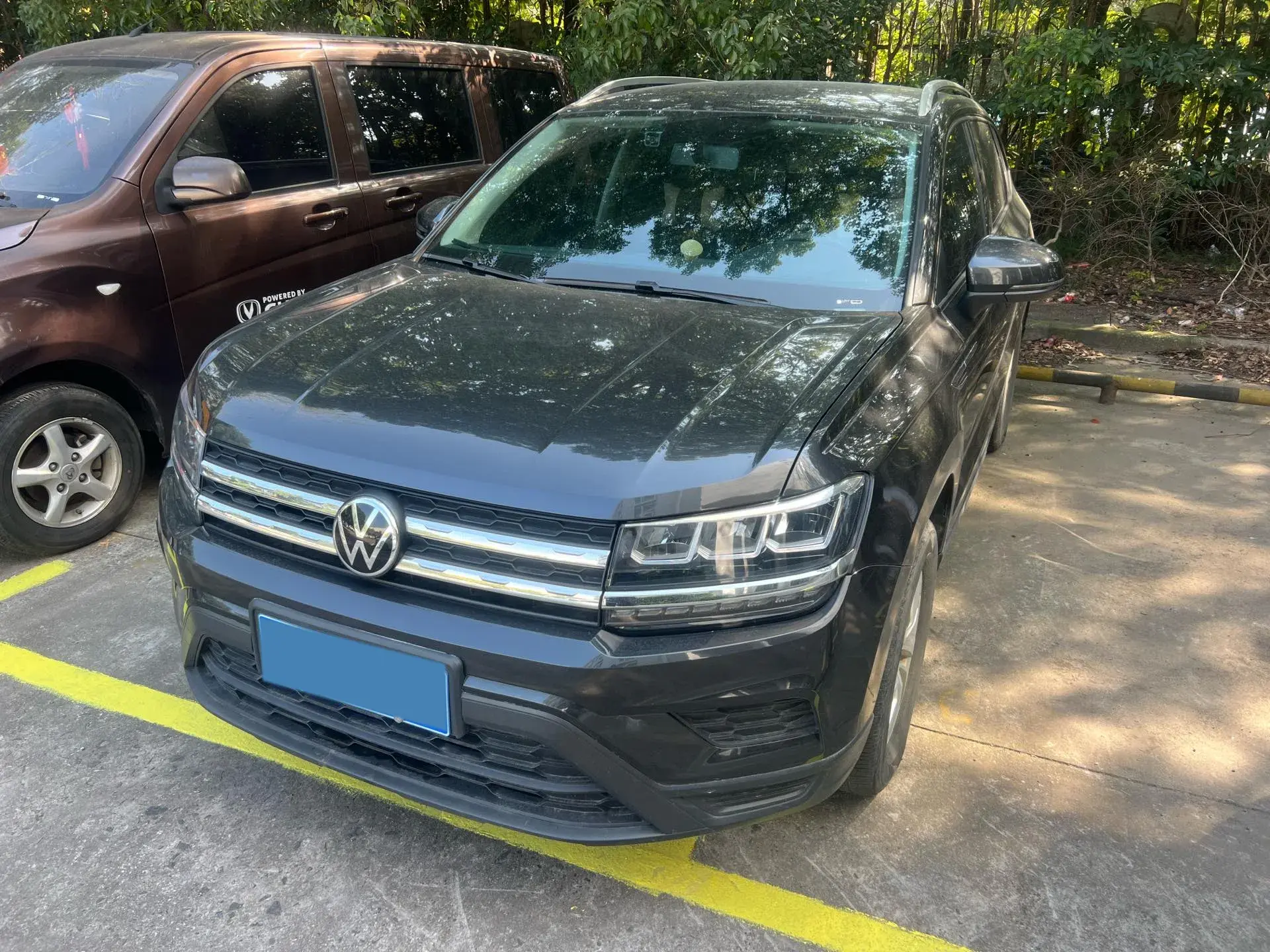 2021 VOLKSWAGEN THARU view 1