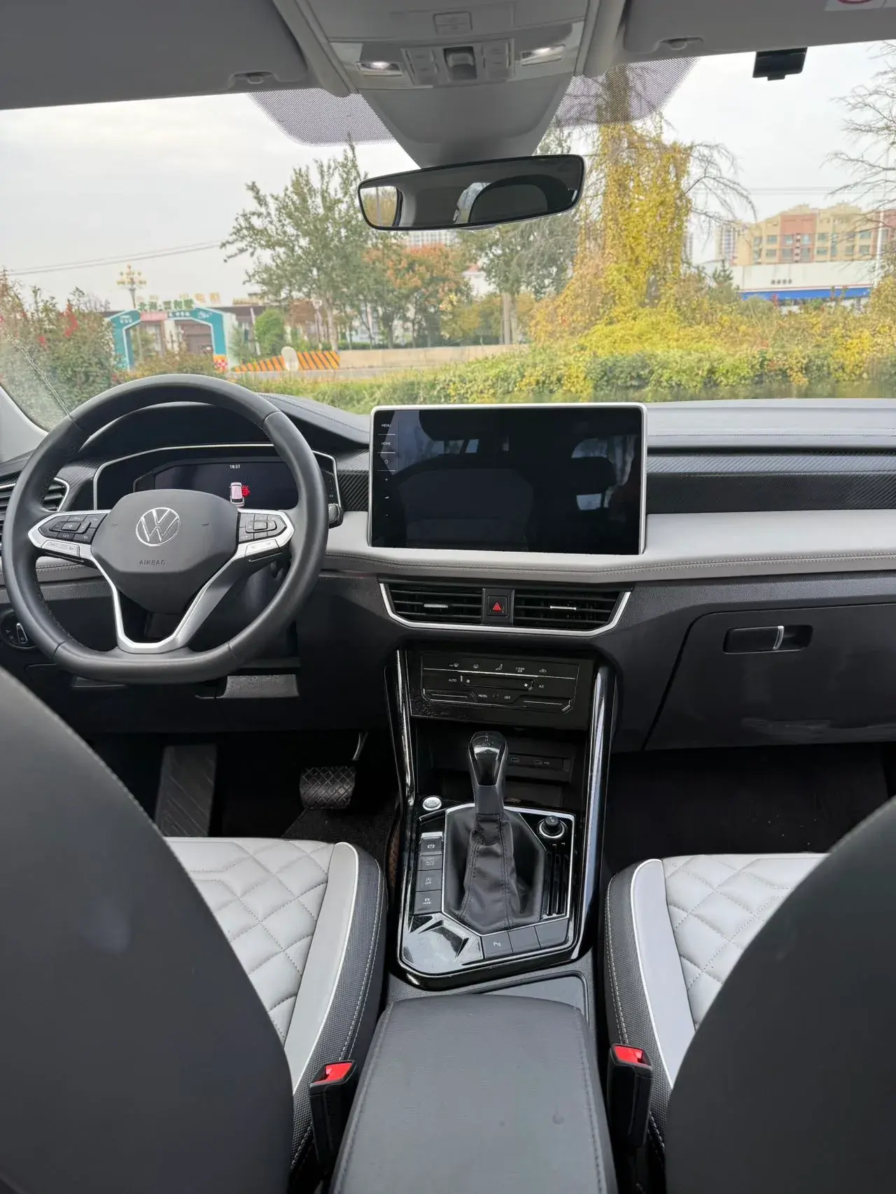 2023 VOLKSWAGEN TAYRON thumbnail 4