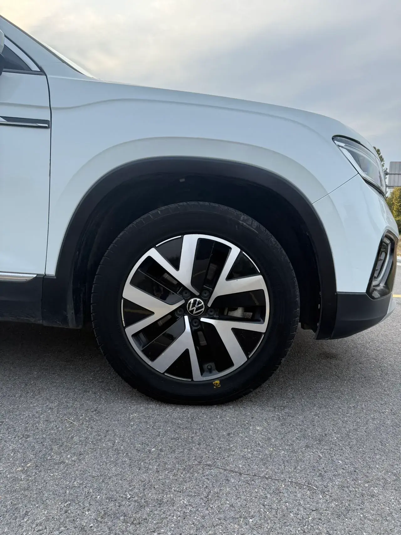 2023 VOLKSWAGEN TAYRON thumbnail 3