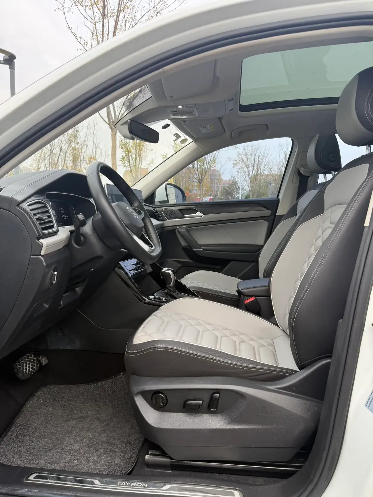 2023 VOLKSWAGEN TAYRON thumbnail 4