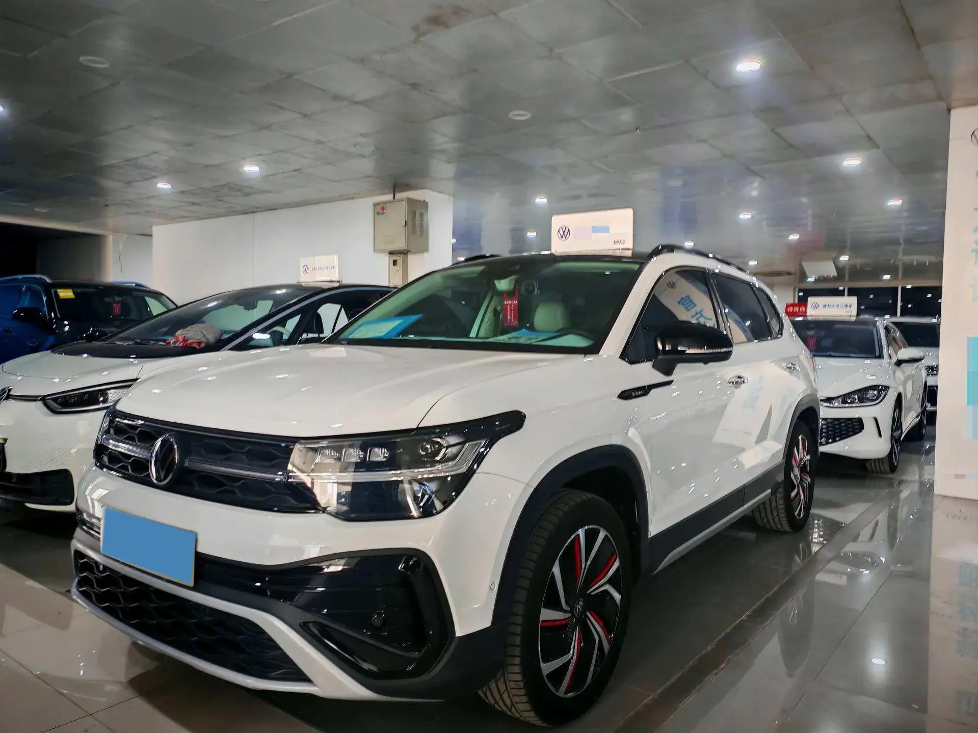 2024 VOLKSWAGEN THARU view 1