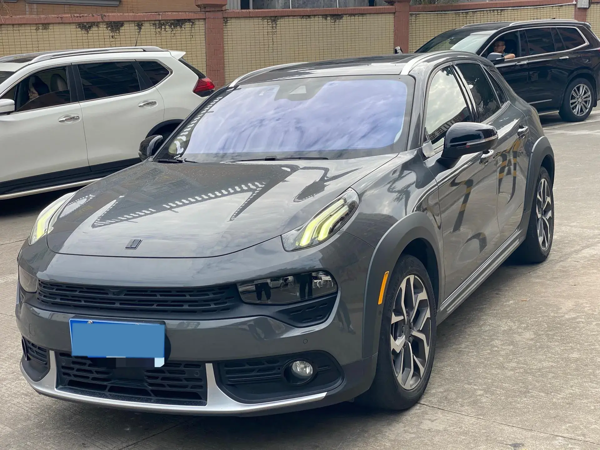 2019 LYNK&CO 02 view 1