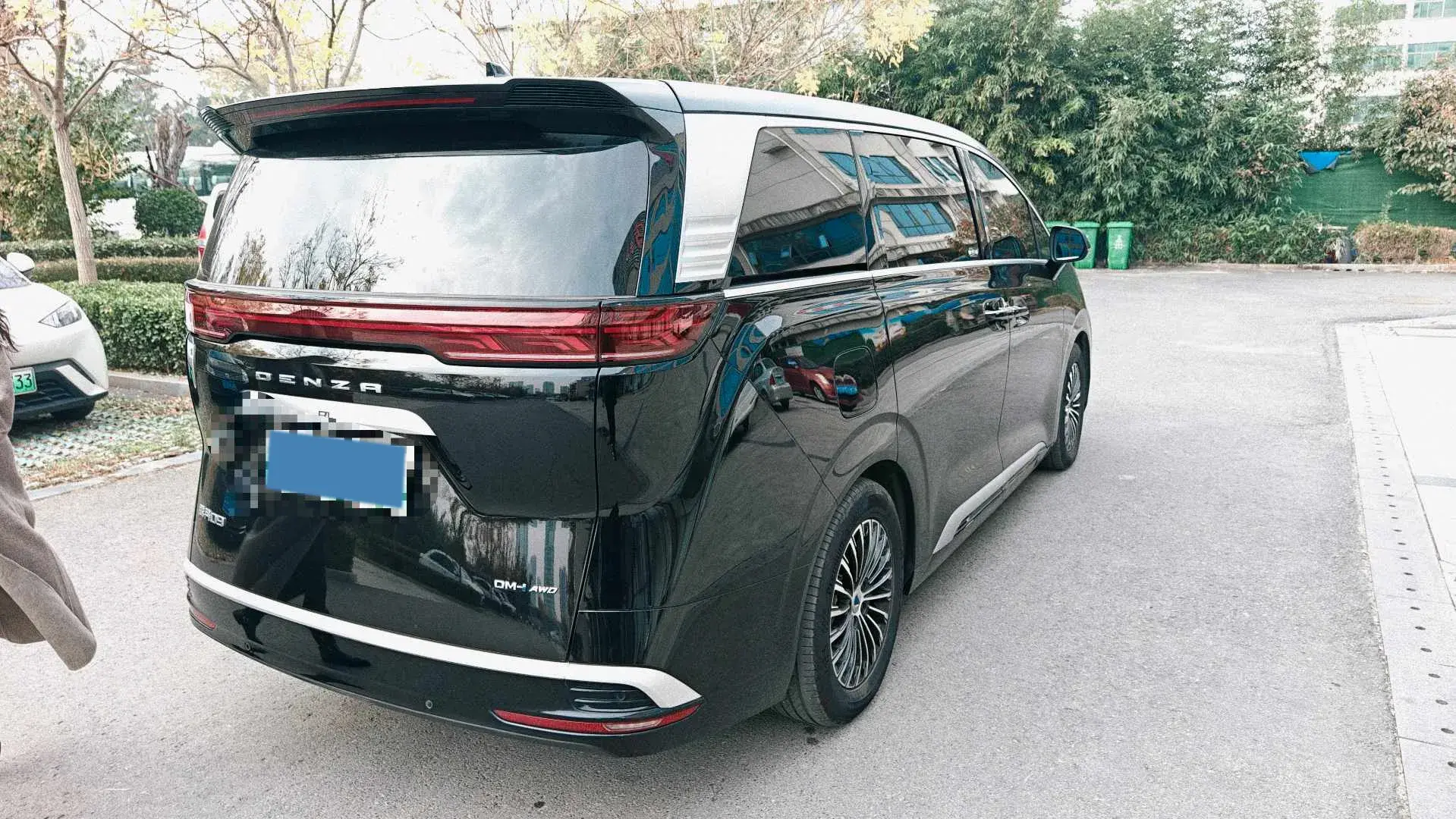 2024 DENZA D9 thumbnail 2