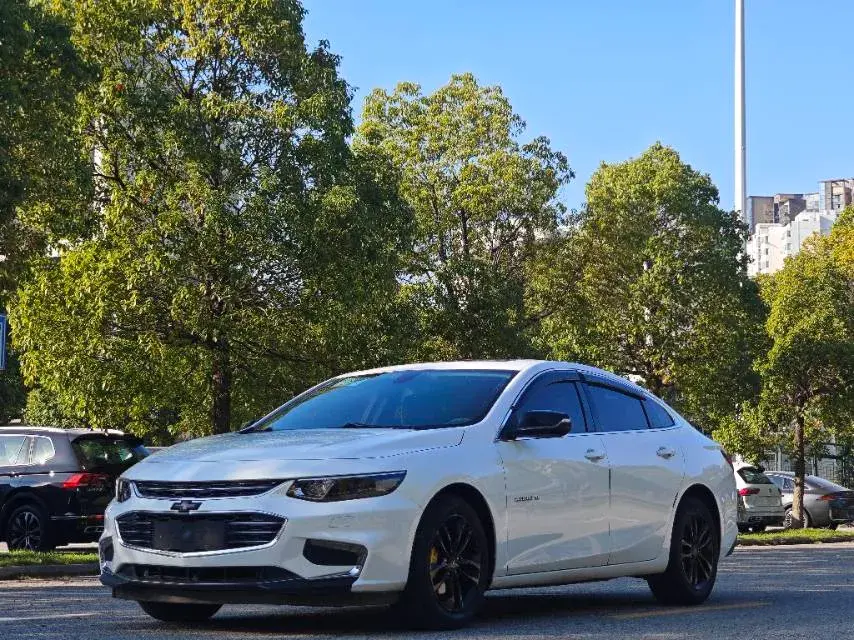 2018 CHEVROLET MALIBU view 1