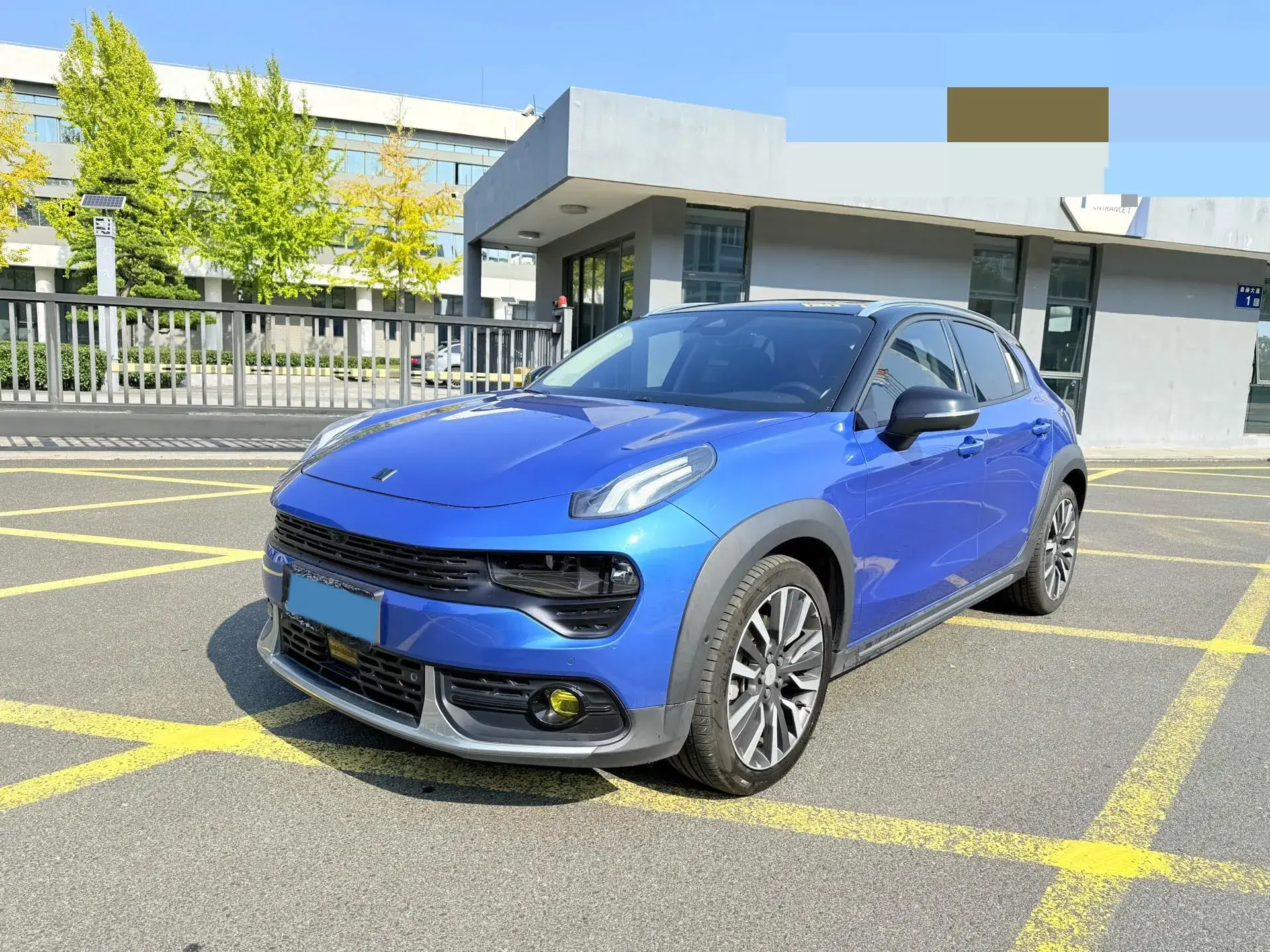 2019 LYNK&CO 02 view 1