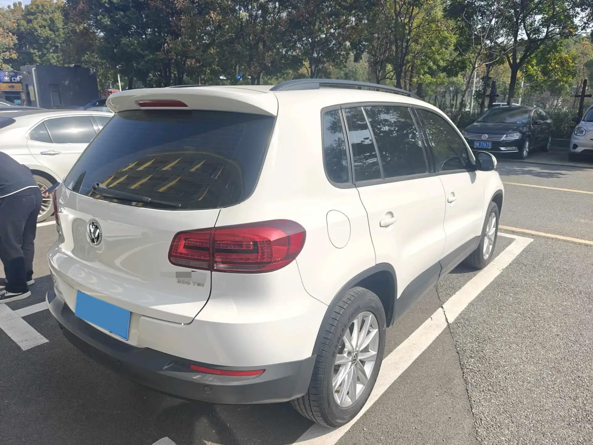 2017 VOLKSWAGEN TIGUAN thumbnail 3