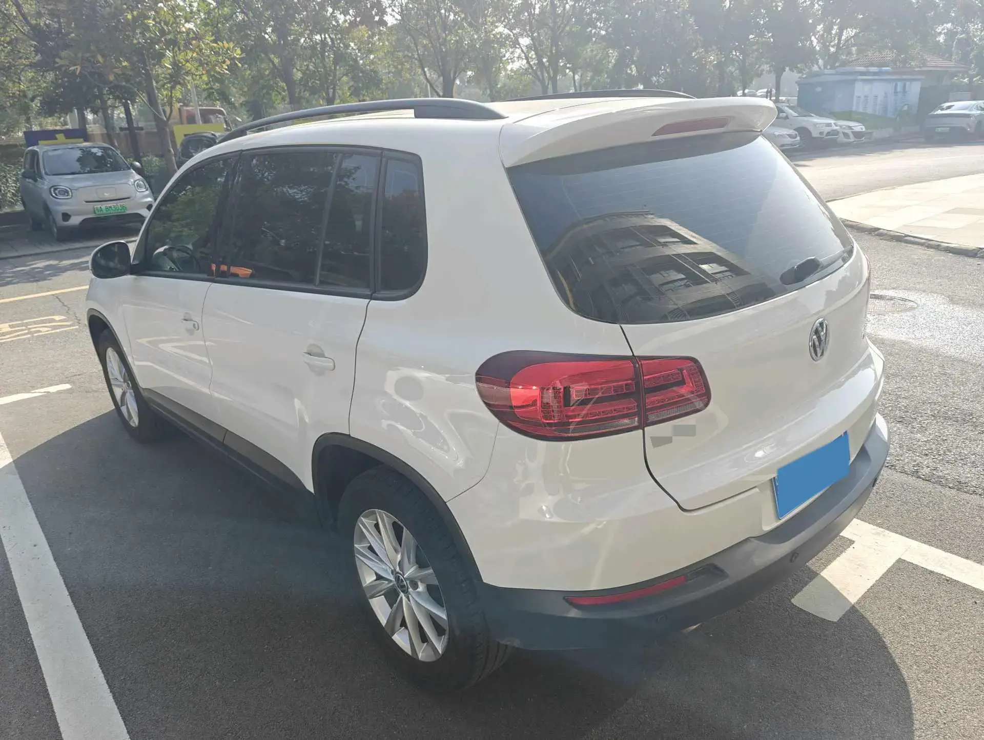 2017 VOLKSWAGEN TIGUAN thumbnail 4