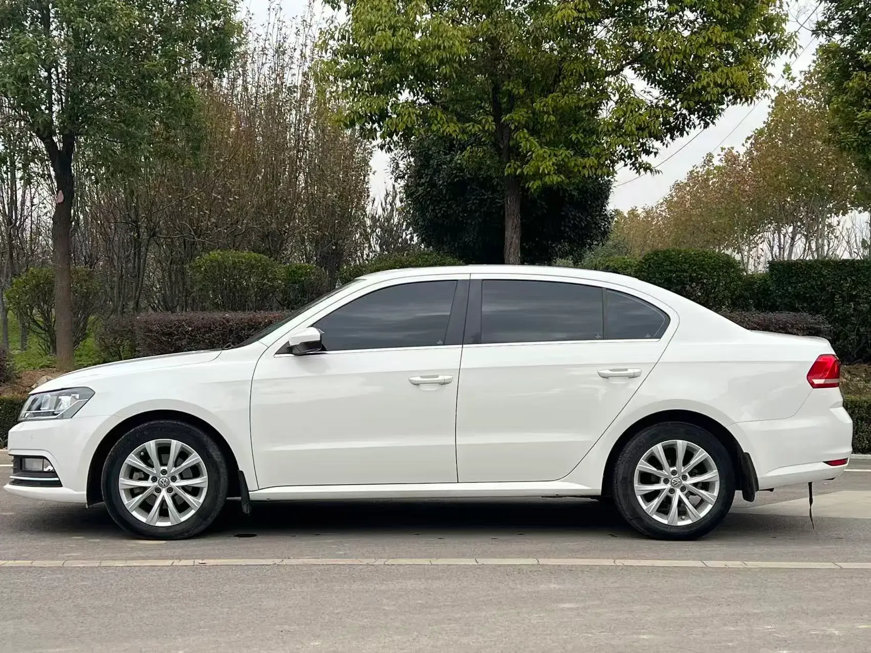 2017 VOLKSWAGEN LAVIDA thumbnail 3