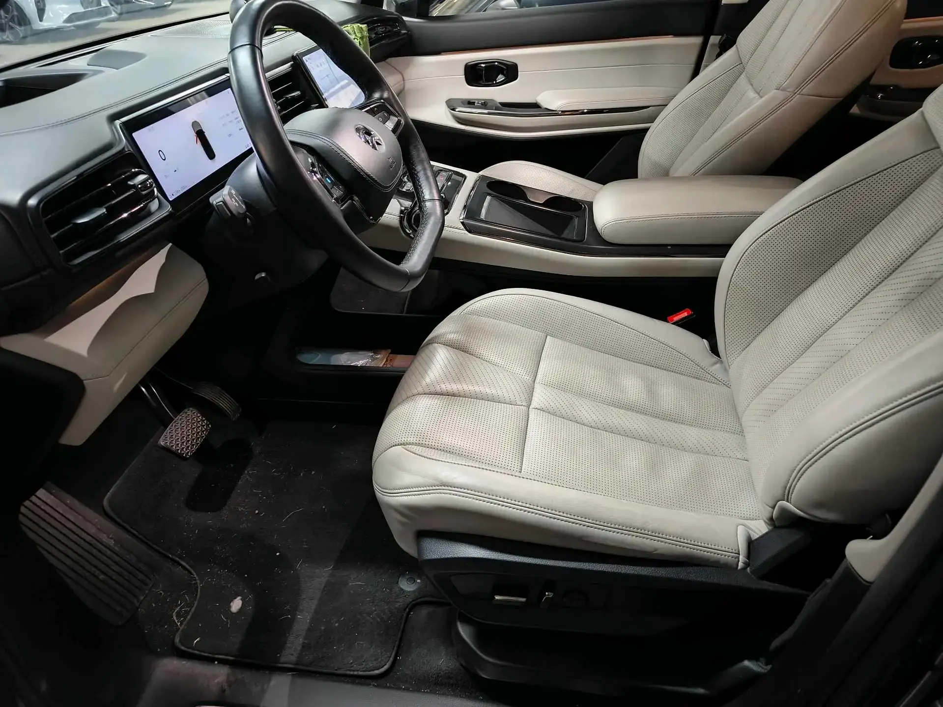 2020 NIO ES8 thumbnail 4