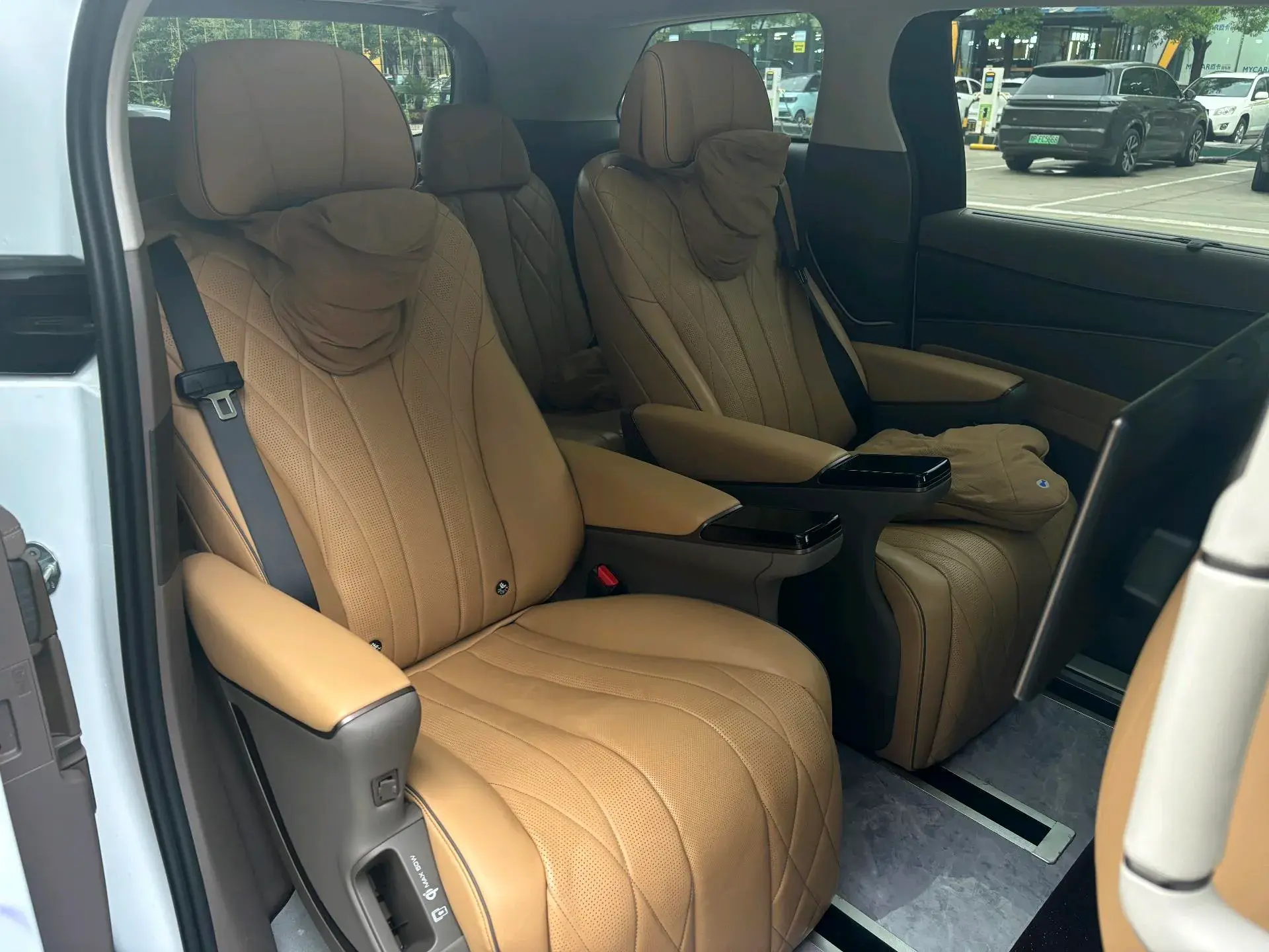 2022 DENZA D9 thumbnail 4