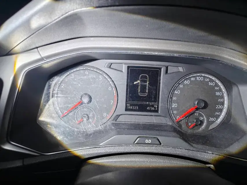 2018 VOLKSWAGEN T-ROC thumbnail 4