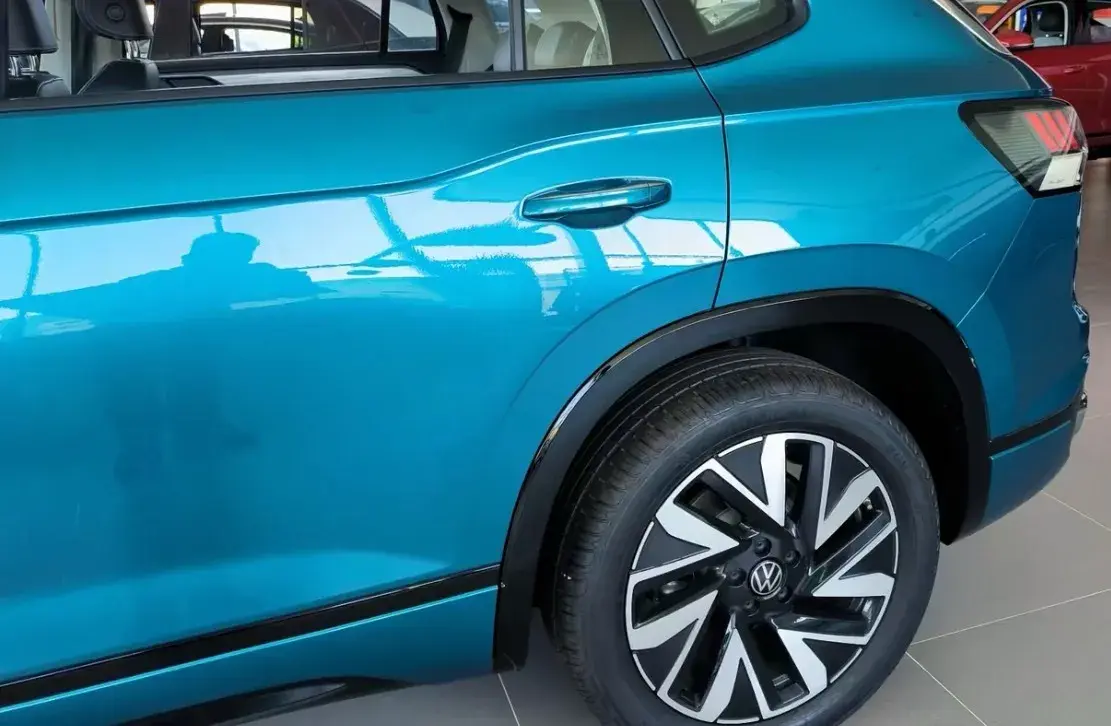 2023 VOLKSWAGEN TAYRON thumbnail 3