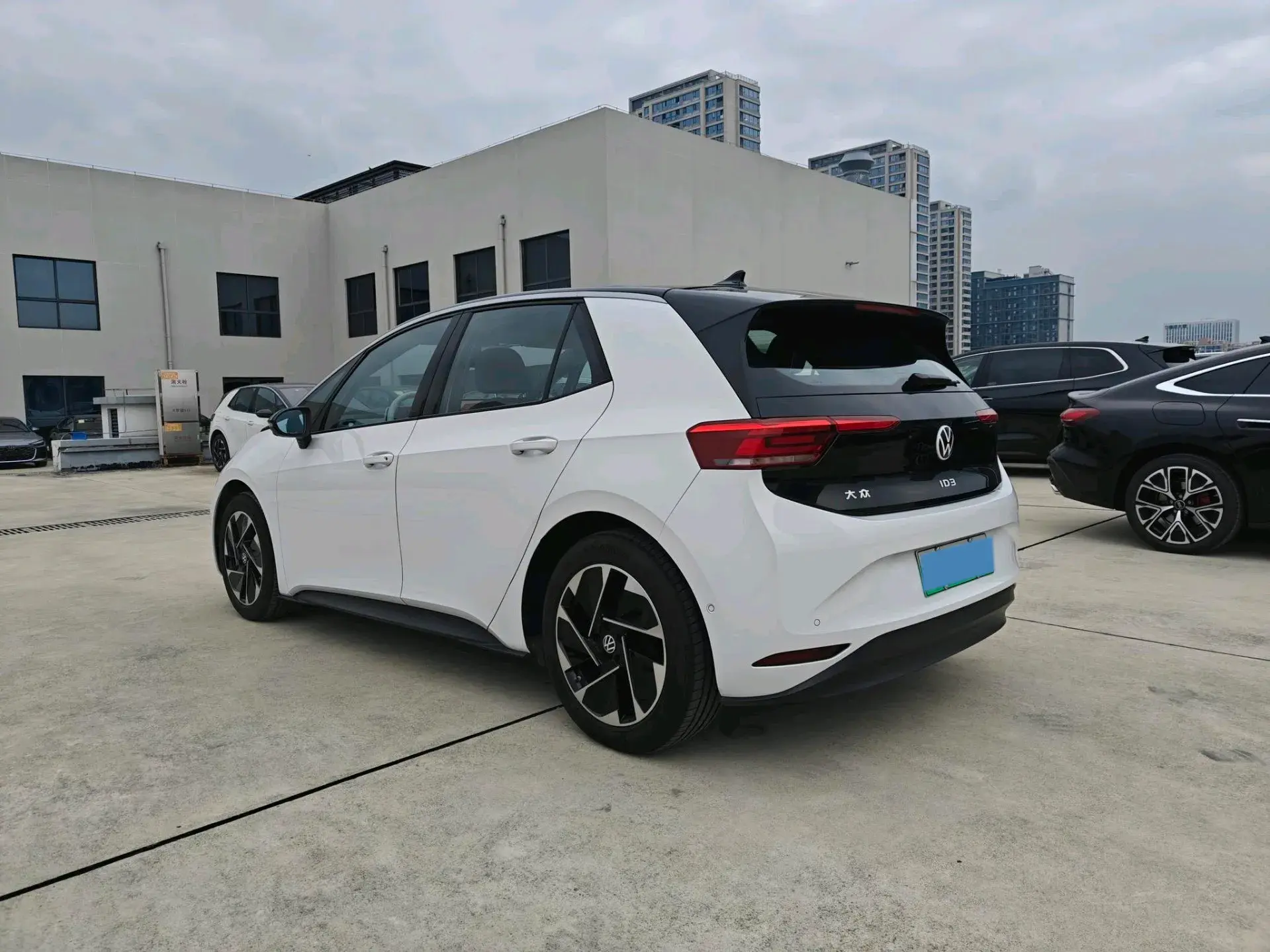 2025 VOLKSWAGEN ID.3 thumbnail 4