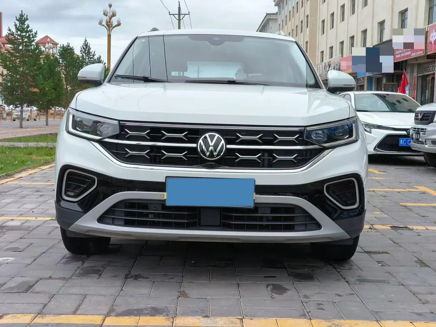 2023 VOLKSWAGEN TAYRON thumbnail 3