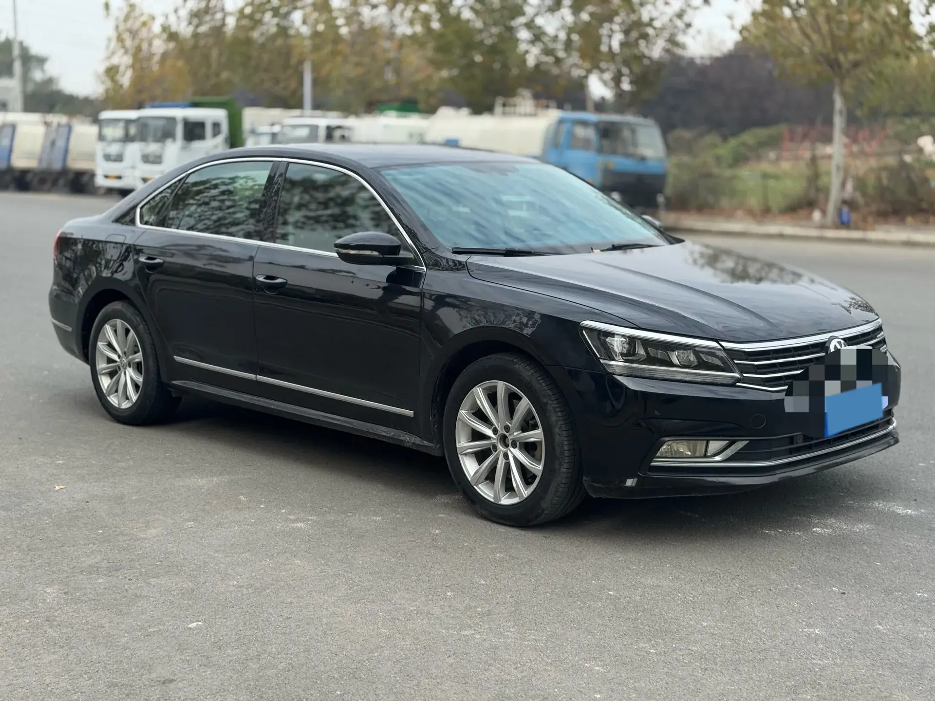 2017 VOLKSWAGEN PASSAT thumbnail 3