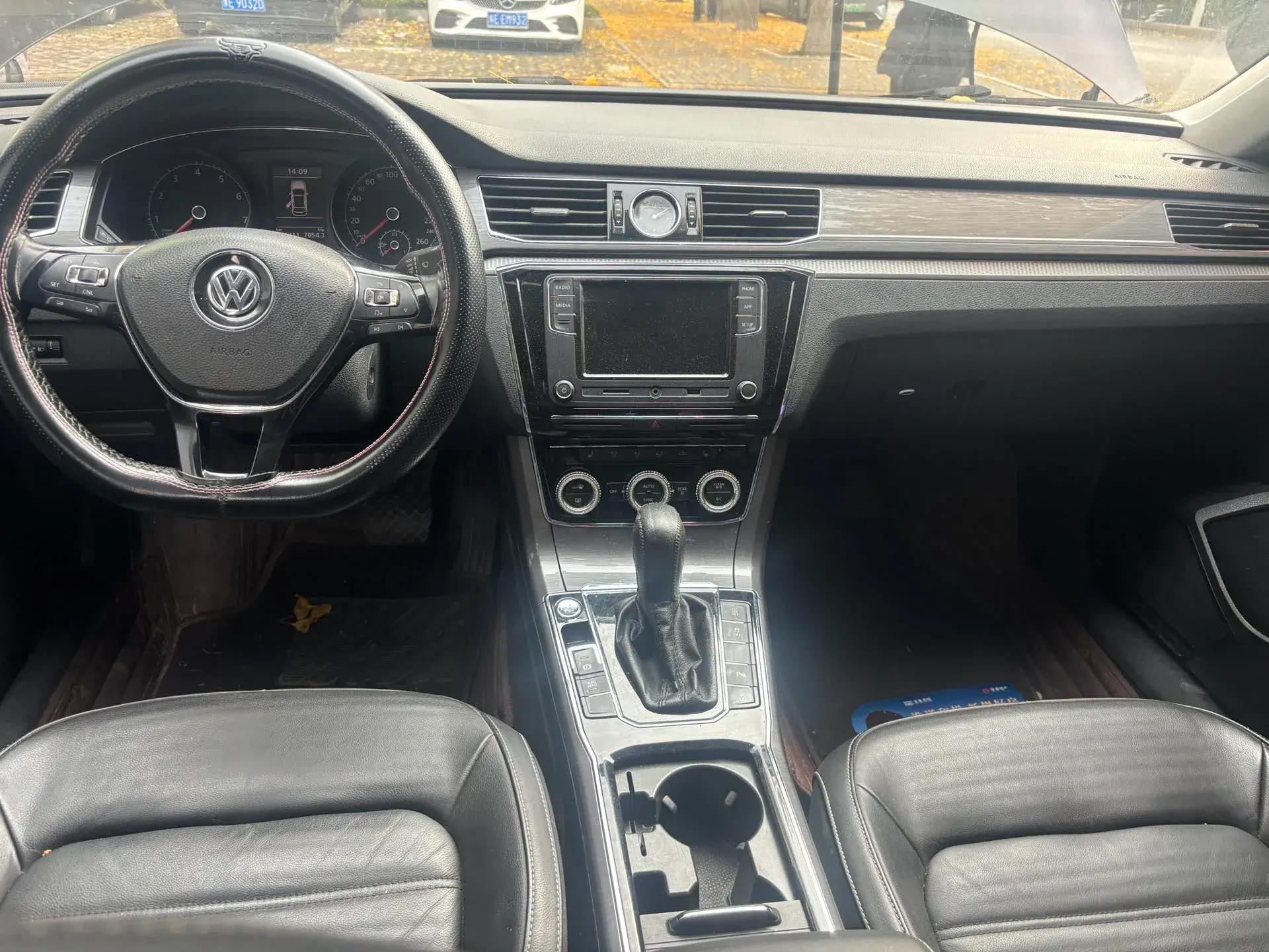 2017 VOLKSWAGEN PASSAT thumbnail 4