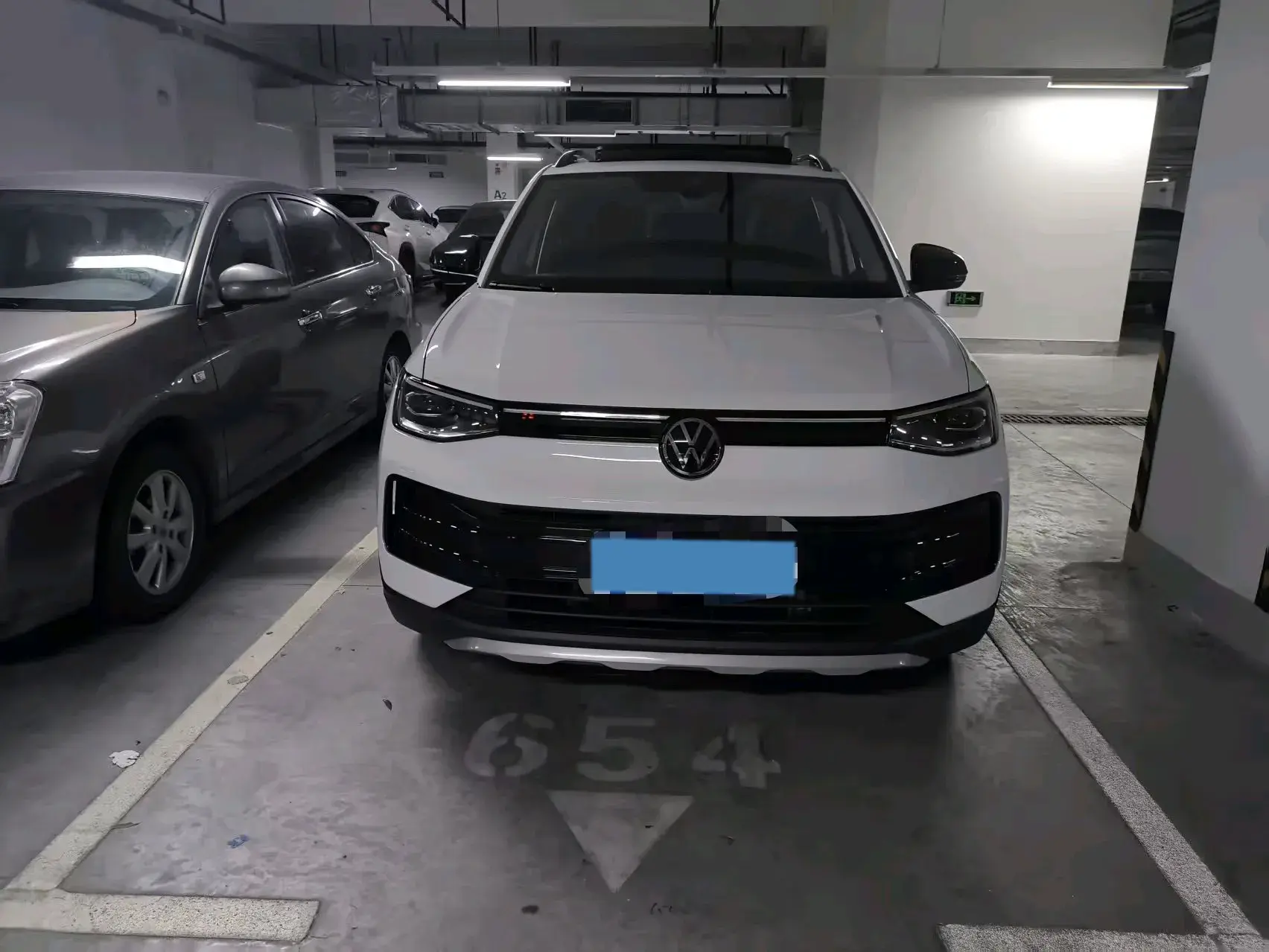 2025 VOLKSWAGEN THARU thumbnail 2