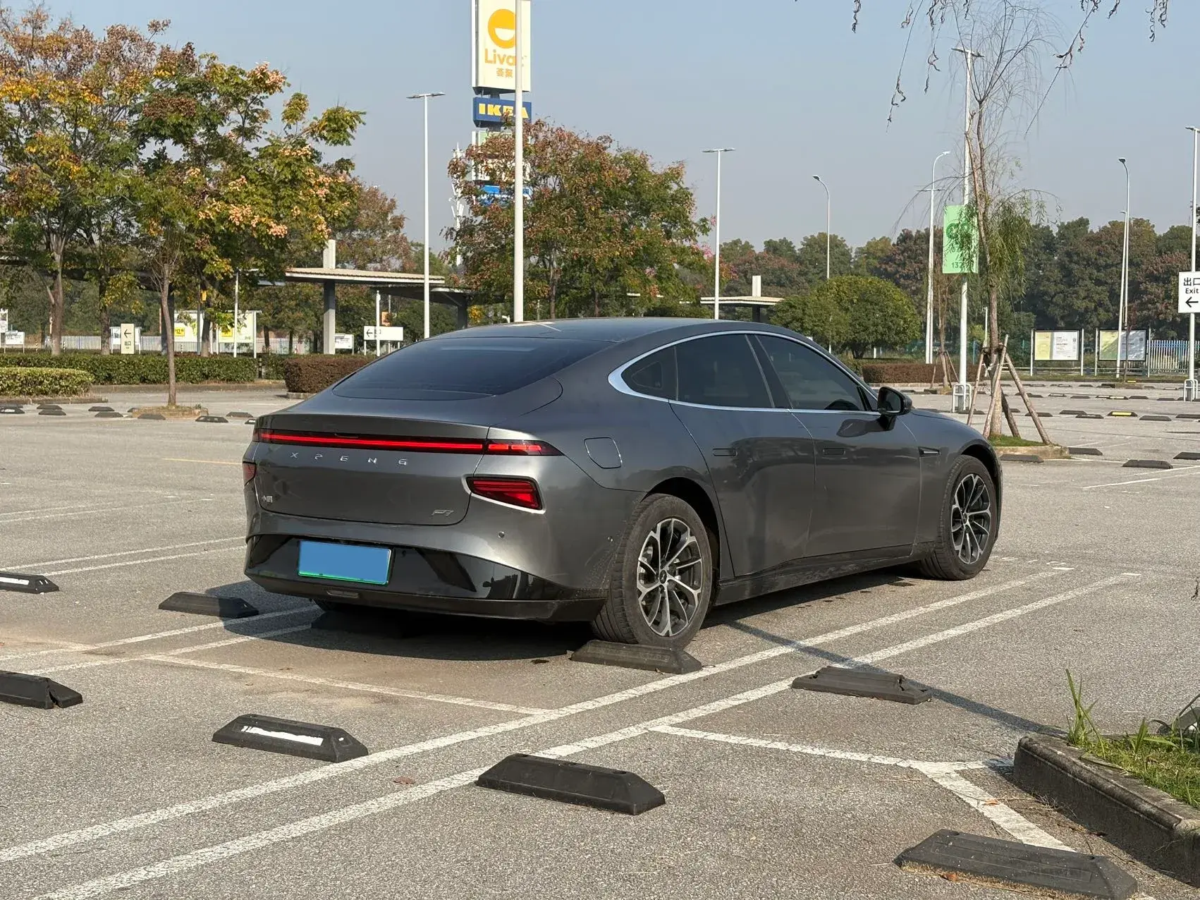 2022 XPENG P7 thumbnail 3